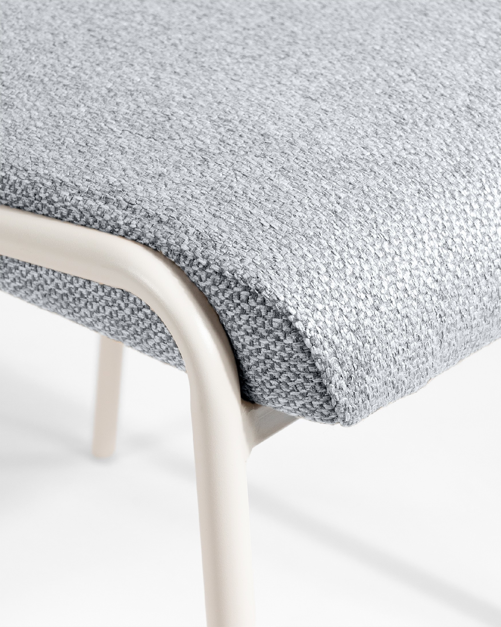 Silla Calgary con tapizado gris y patas metálicas marfil