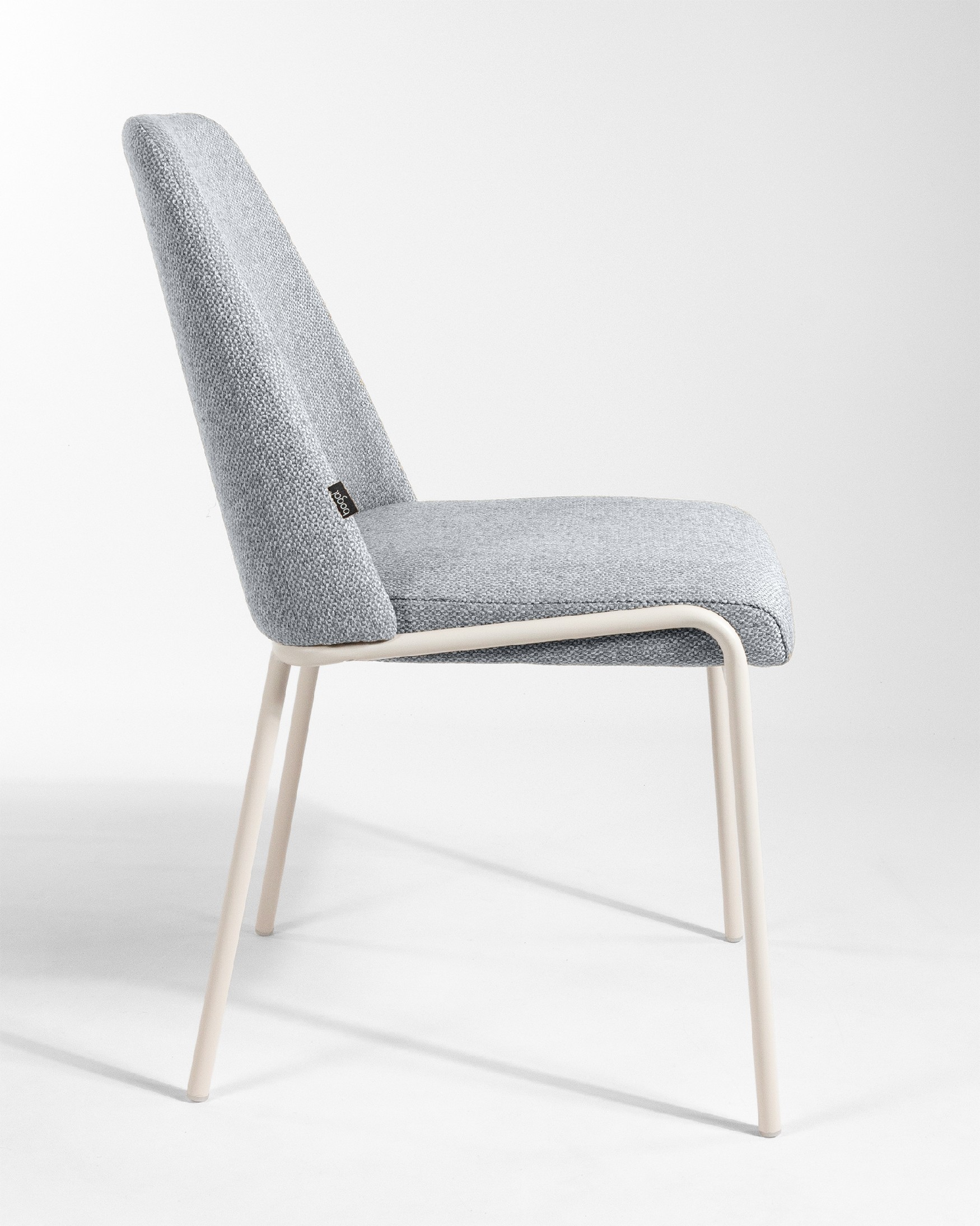 Silla Calgary con tapizado gris y patas metálicas marfil