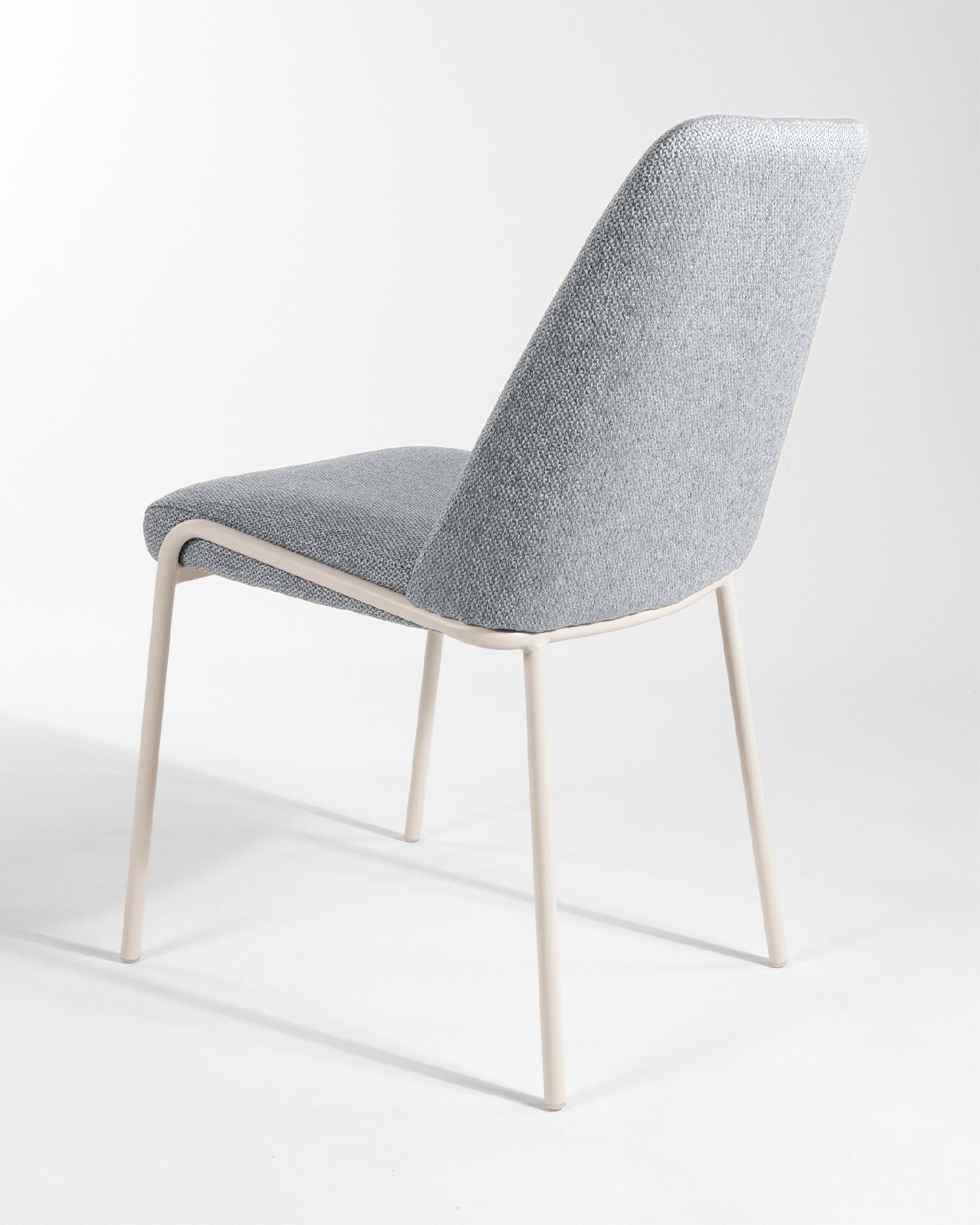 Silla Calgary con tapizado gris y patas metálicas marfil