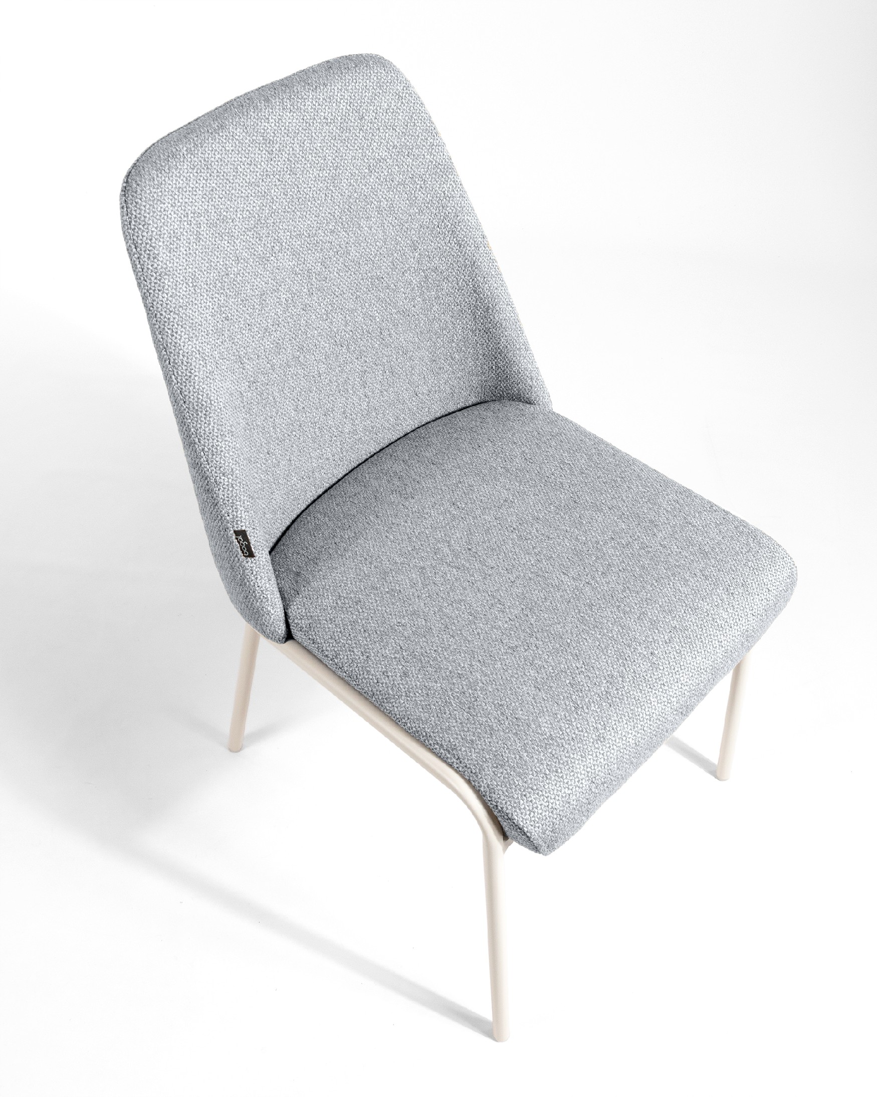 Silla Calgary con tapizado gris y patas metálicas marfil