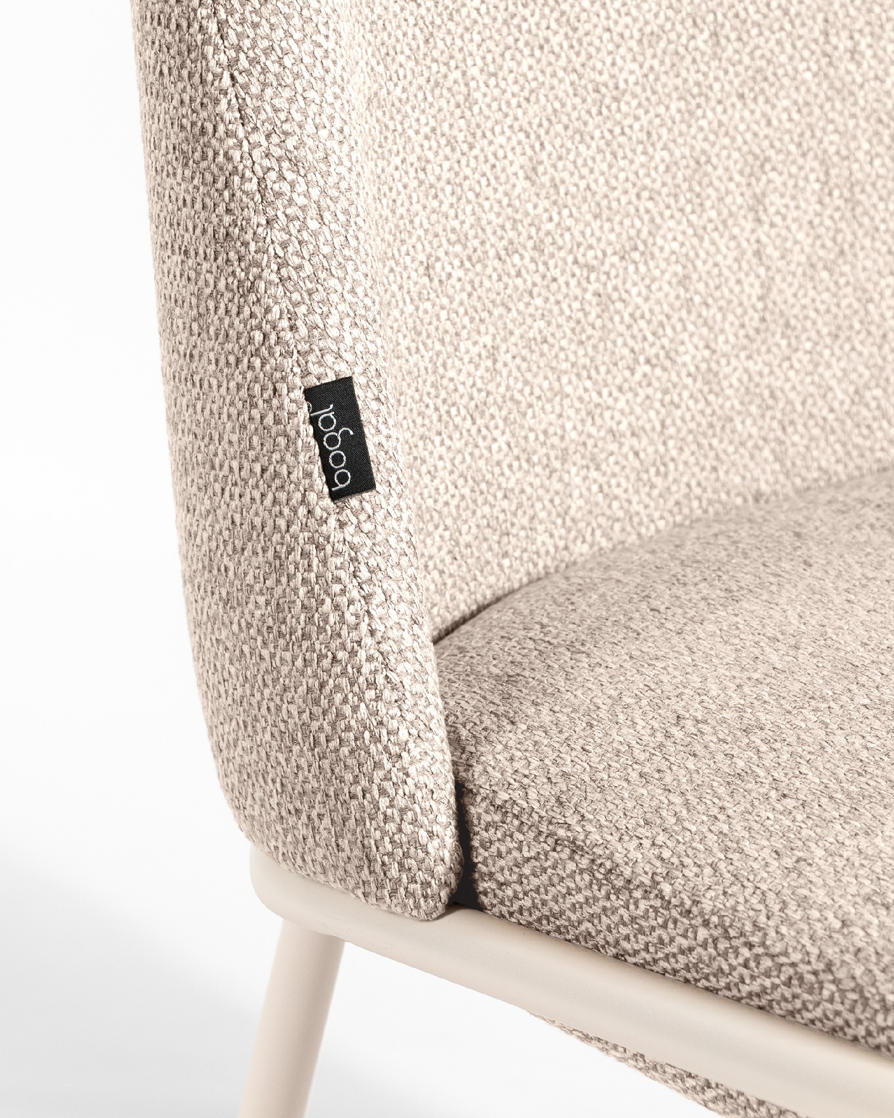 Chaise Calgary avec un revêtement marron et des pieds en métal ivoire