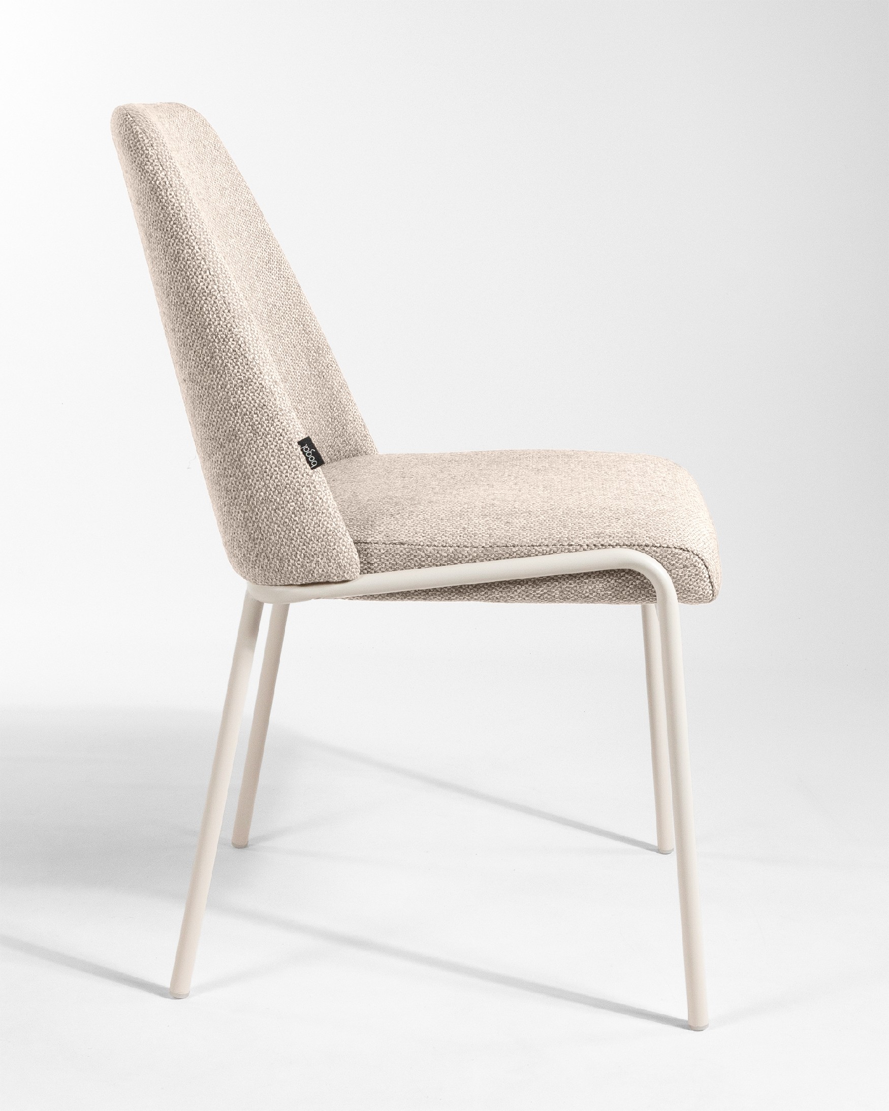 Chaise Calgary avec un revêtement marron et des pieds en métal ivoire