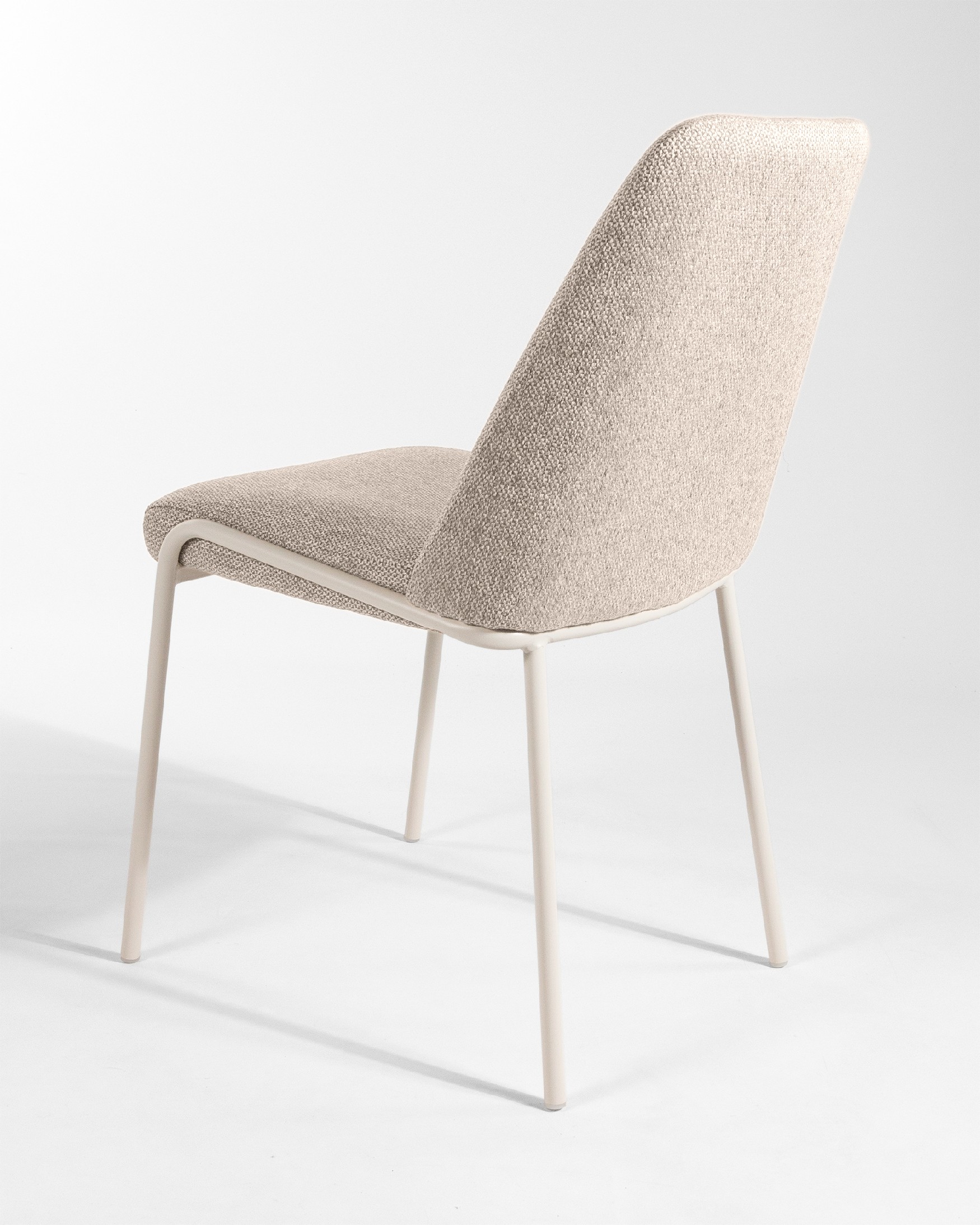 Chaise Calgary avec un revêtement marron et des pieds en métal ivoire