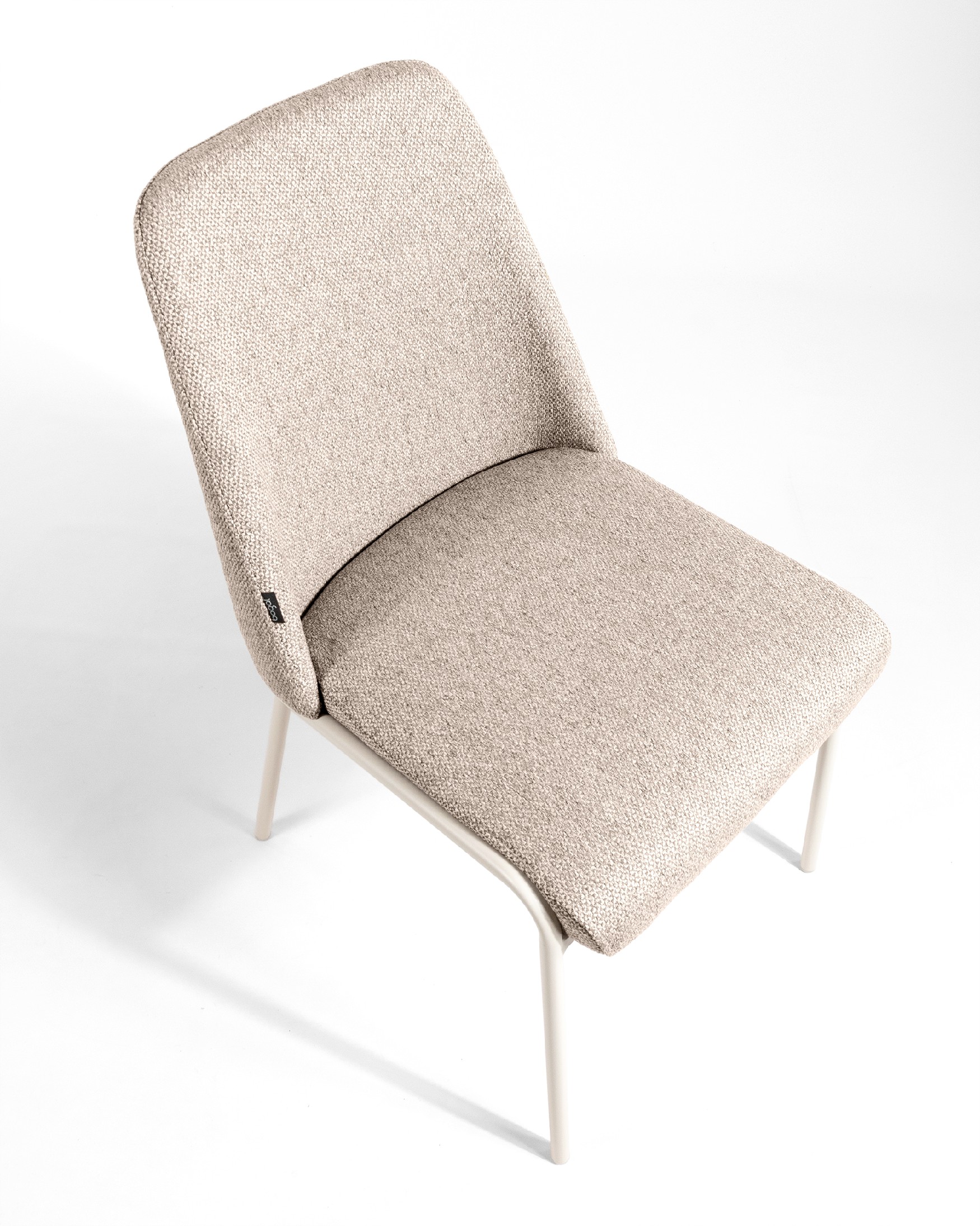 Chaise Calgary avec un revêtement marron et des pieds en métal ivoire
