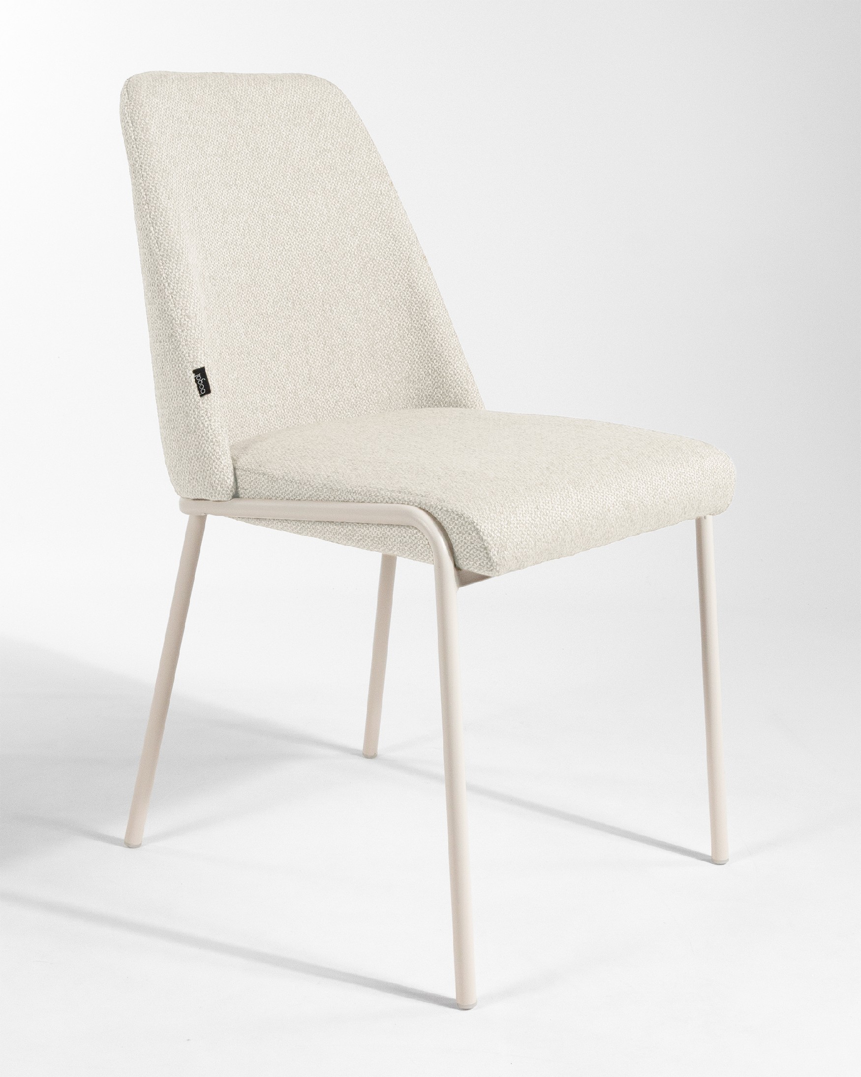 Silla Calgary con tapizado nacar y patas metálicas marfil