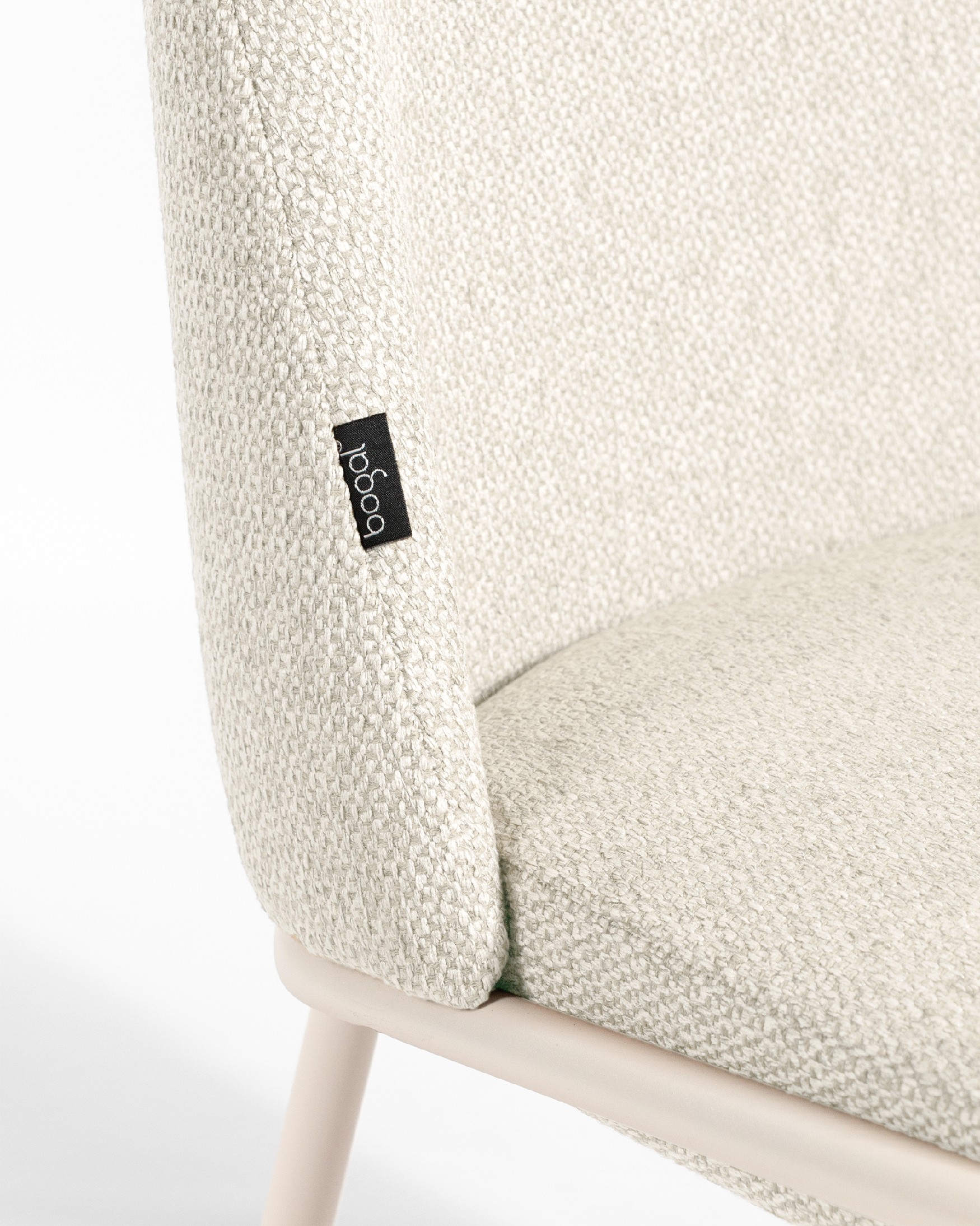 Silla Calgary con tapizado nacar y patas metálicas marfil