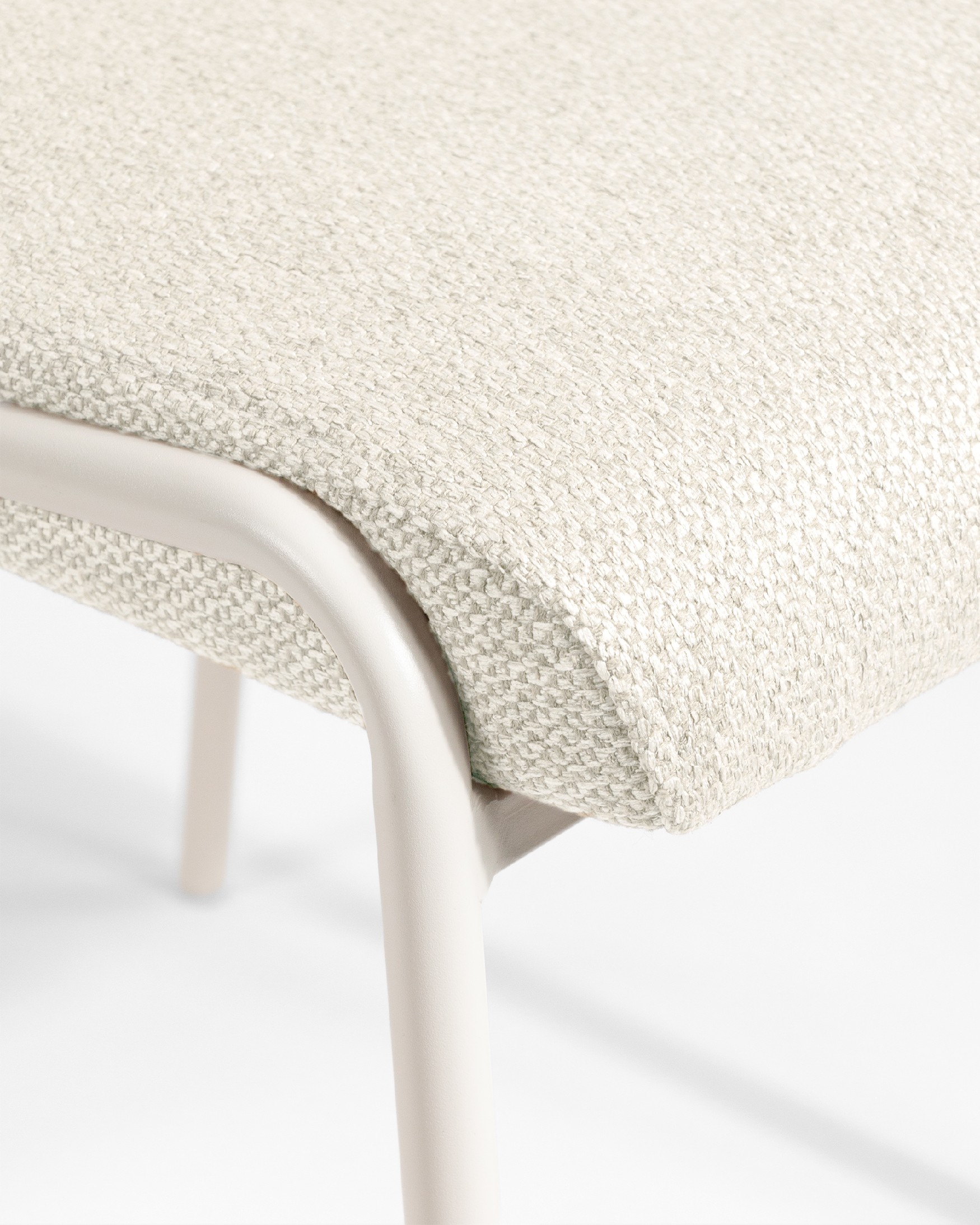 Silla Calgary con tapizado nacar y patas metálicas marfil