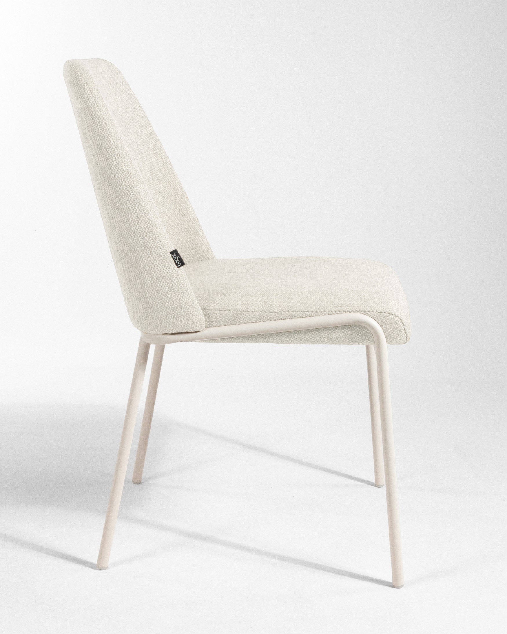 Silla Calgary con tapizado nacar y patas metálicas marfil