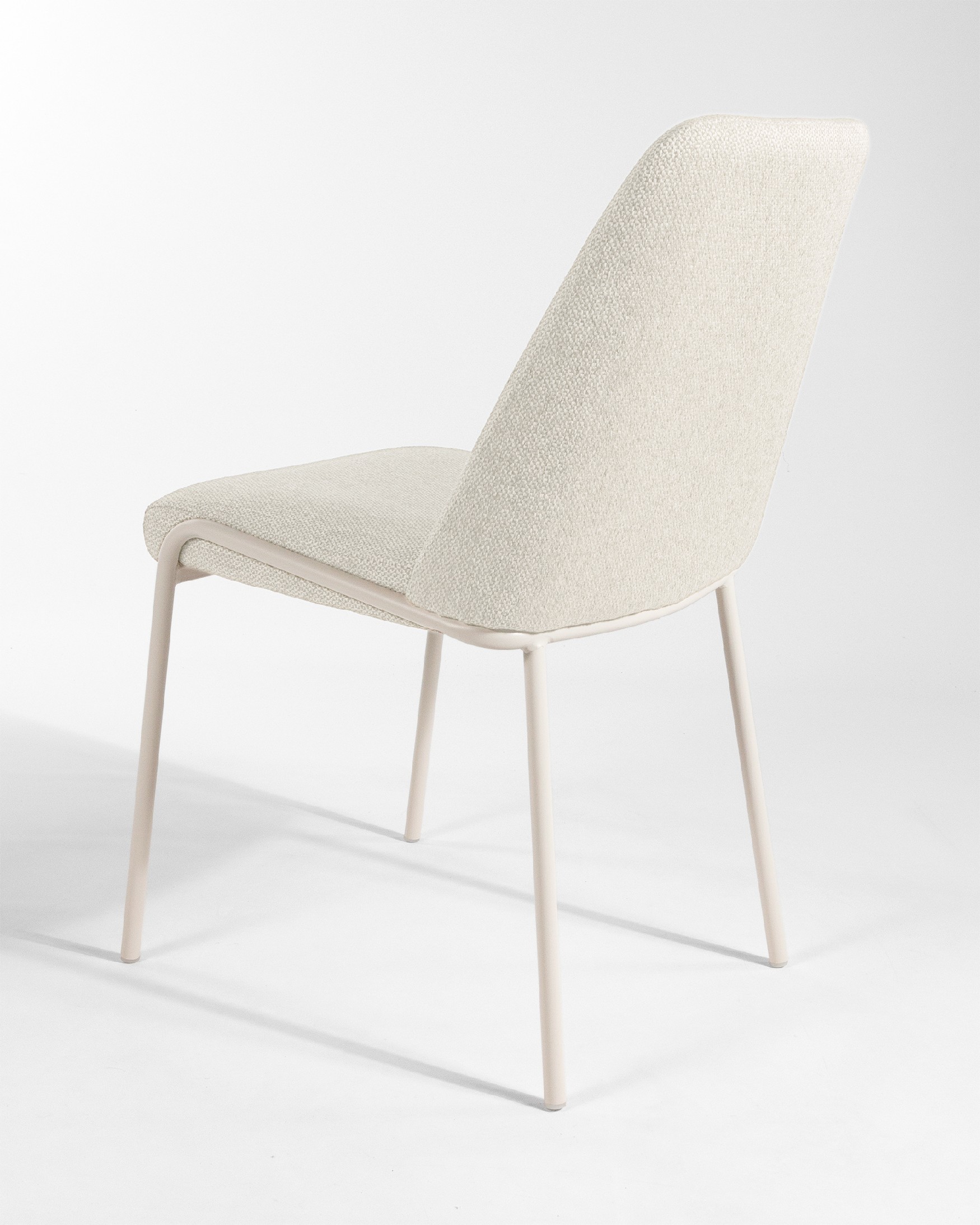 Silla Calgary con tapizado nacar y patas metálicas marfil