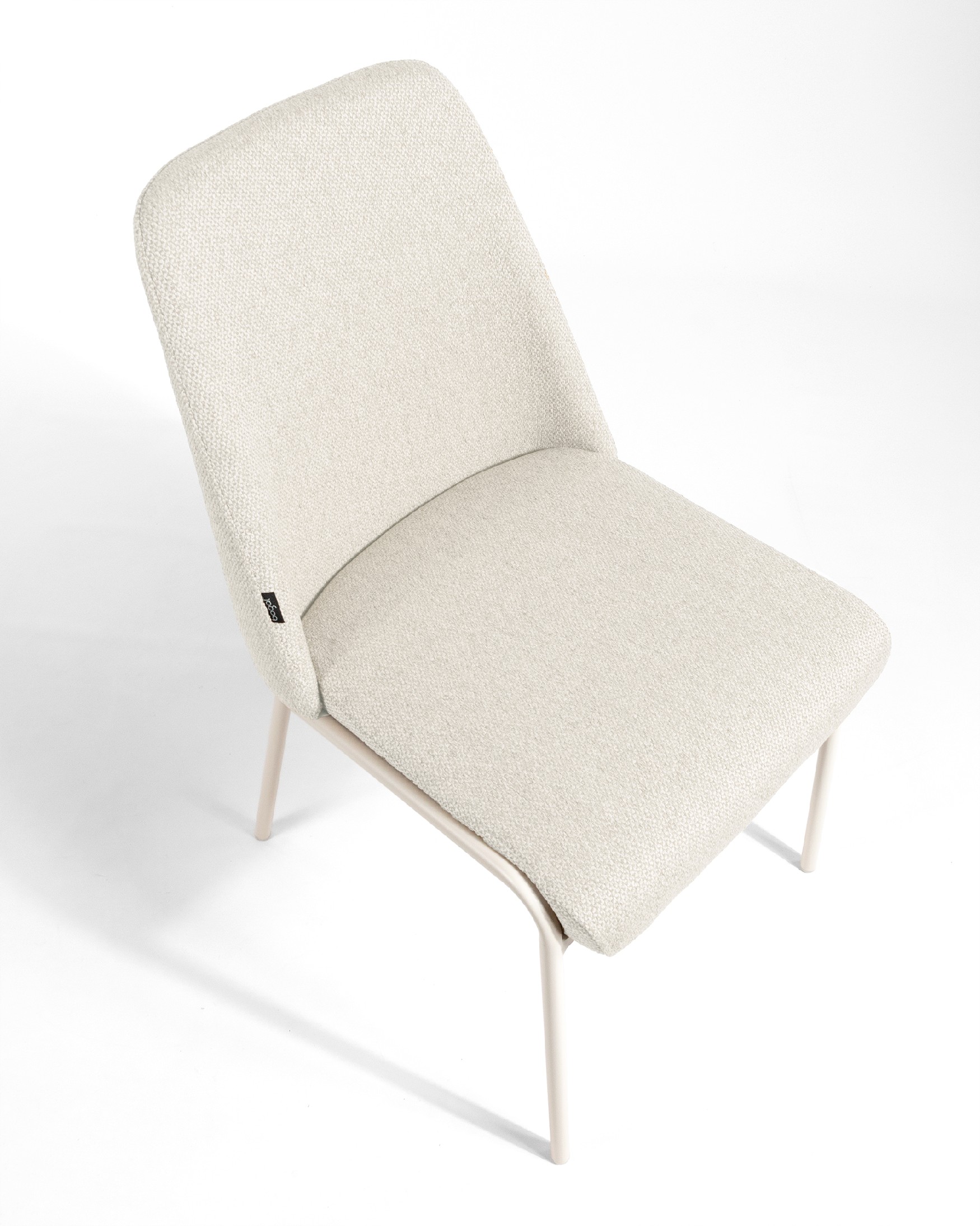 Silla Calgary con tapizado nacar y patas metálicas marfil