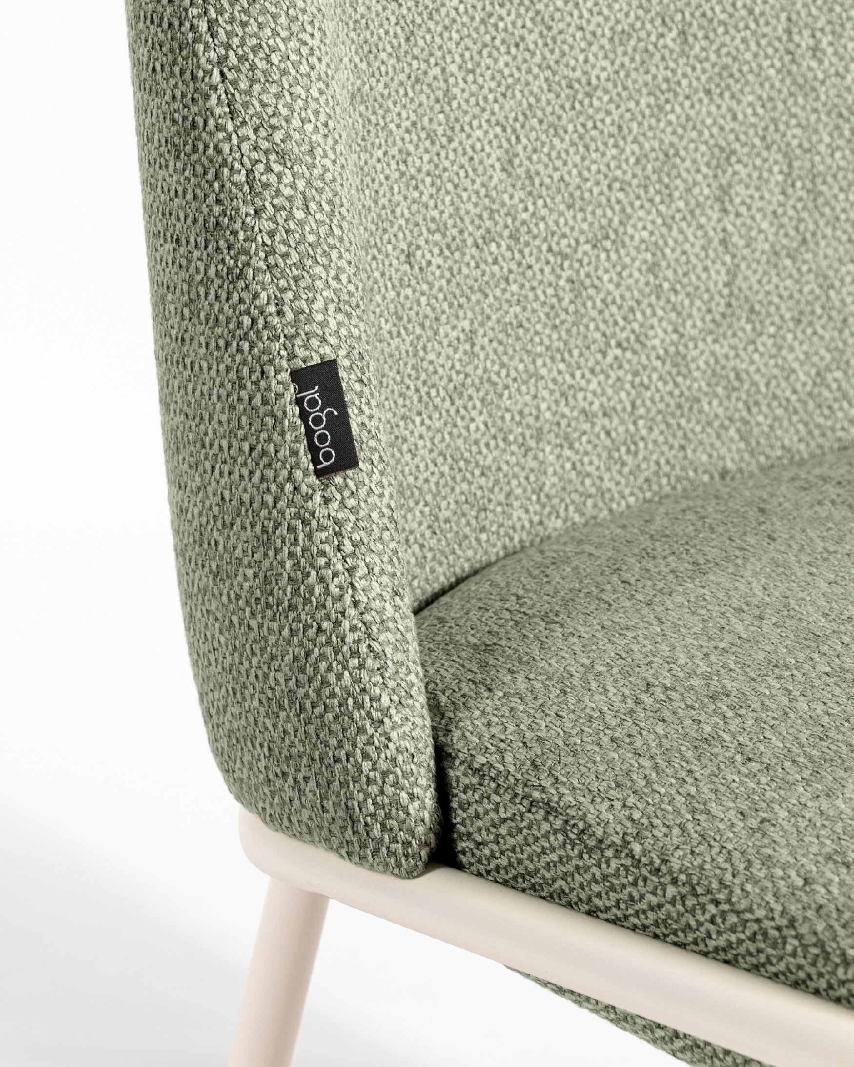 Chaise Calgary avec un revêtement vert et des pieds métalliques ivoire