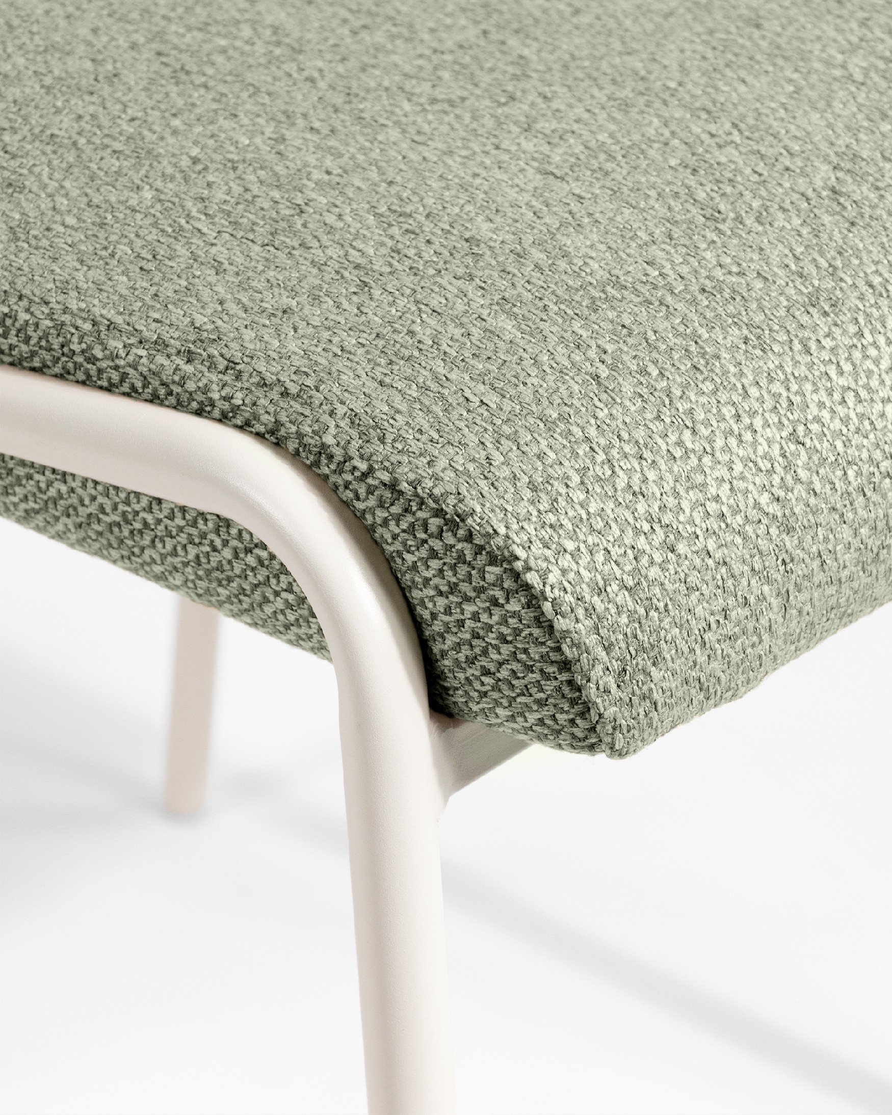 Chaise Calgary avec un revêtement vert et des pieds métalliques ivoire