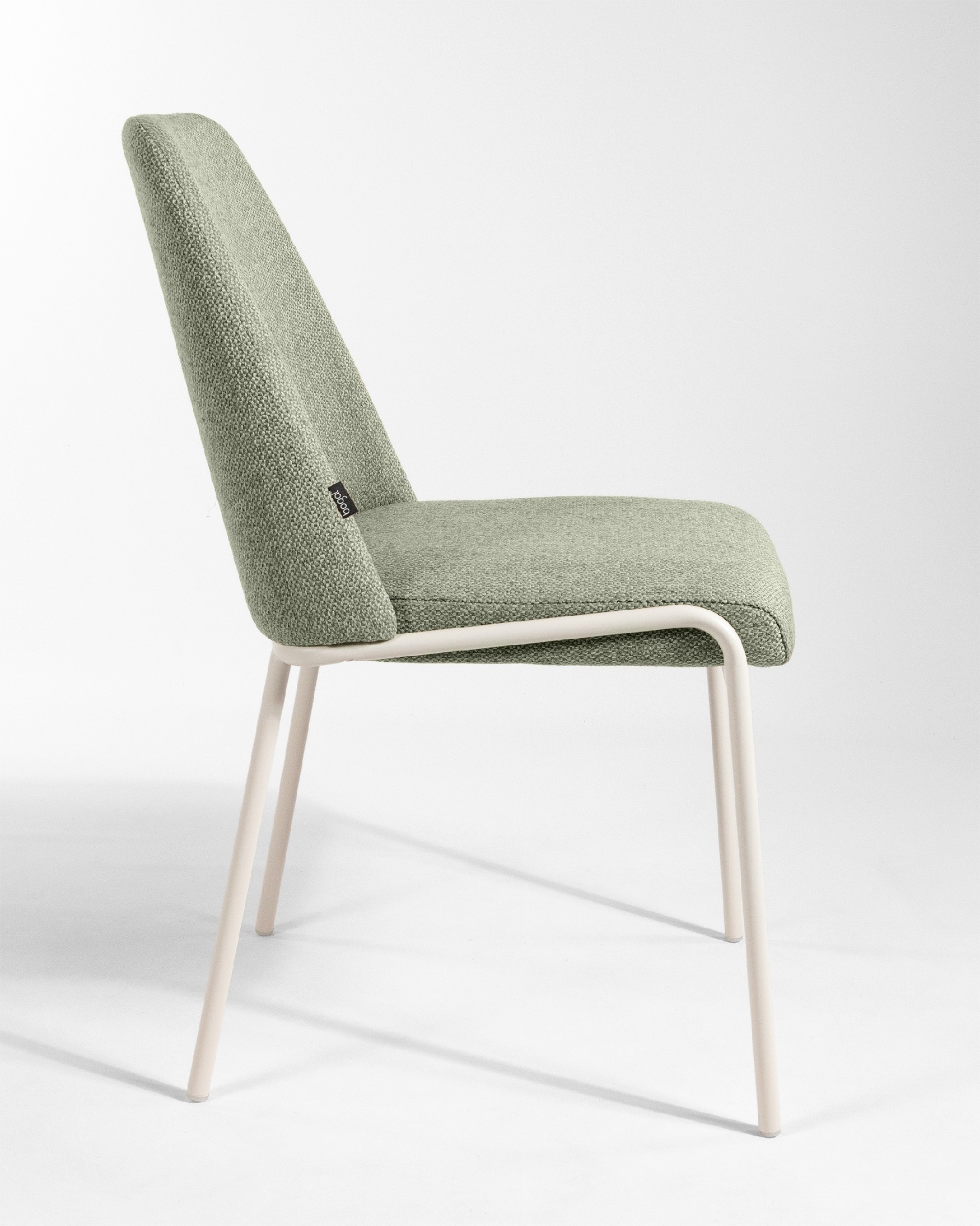 Chaise Calgary avec un revêtement vert et des pieds métalliques ivoire