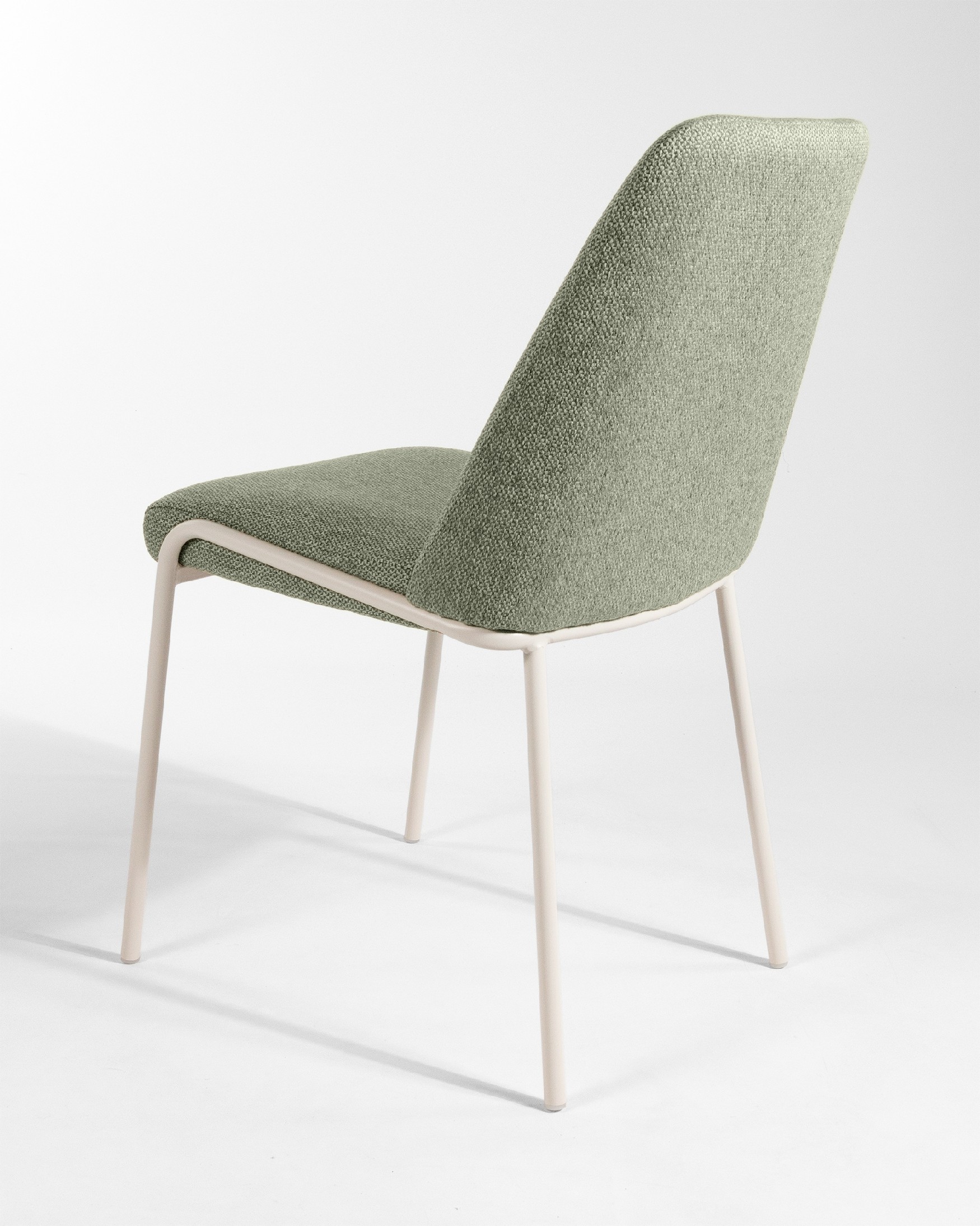 Chaise Calgary avec un revêtement vert et des pieds métalliques ivoire