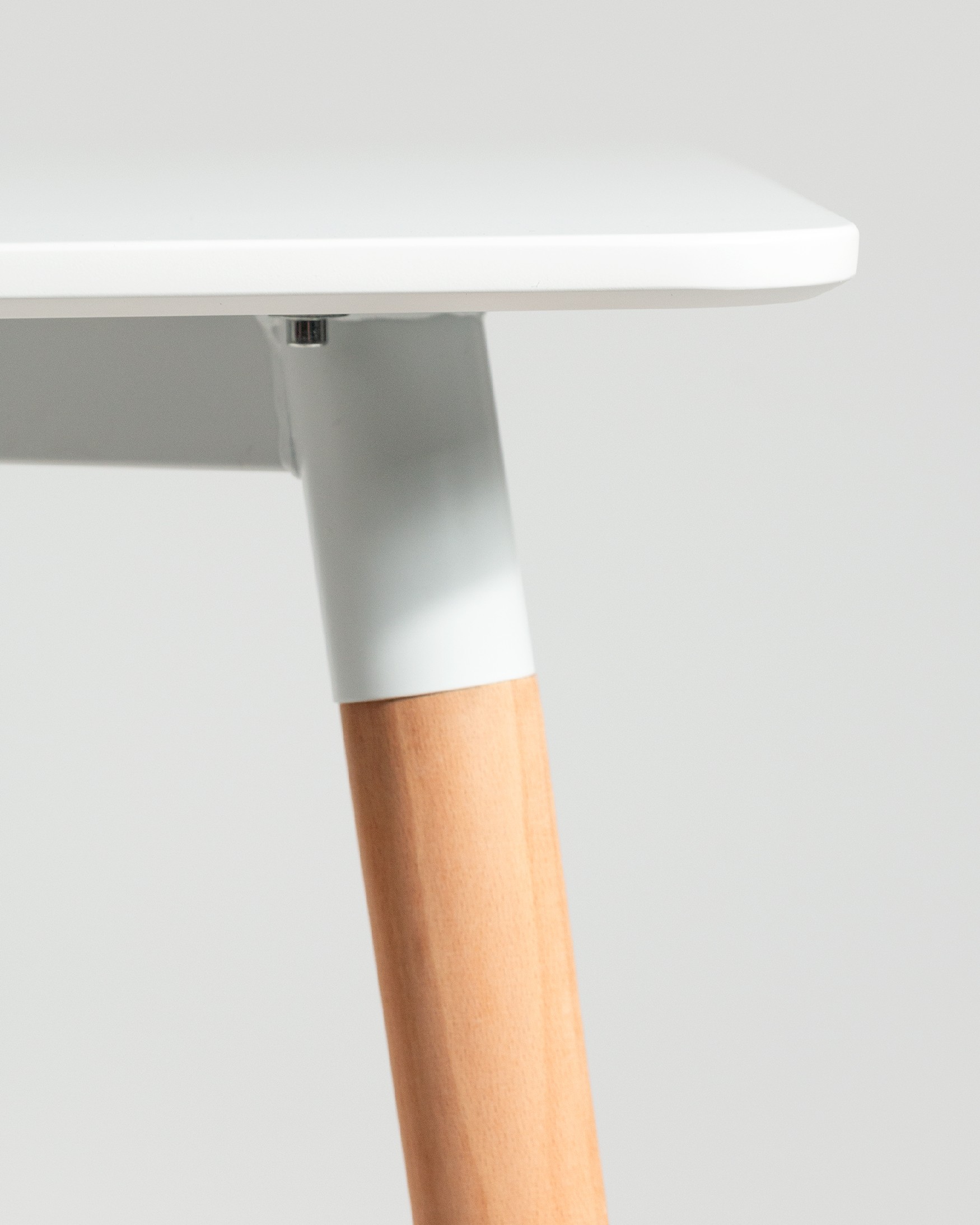 Caribbean table with a white lacquered MDF top and wooden legs 120 x 80 cm