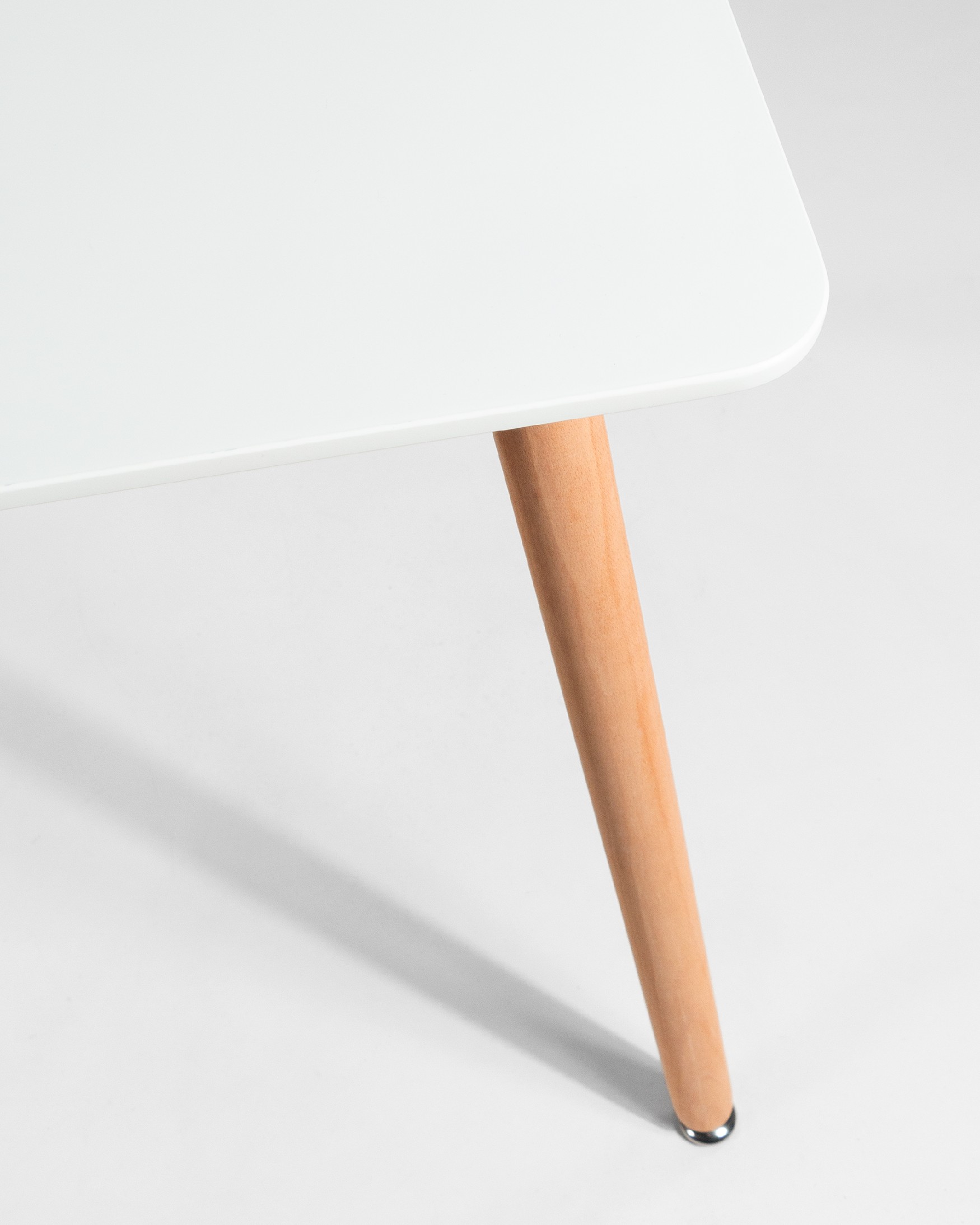 Caribbean table with a white lacquered MDF top and wooden legs 120 x 80 cm
