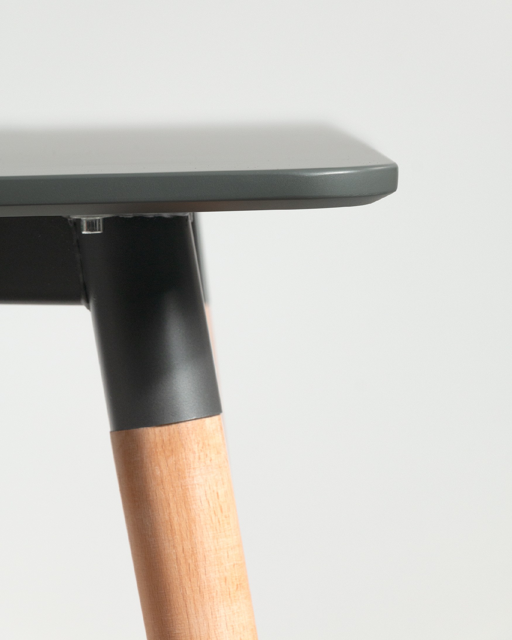 Caribbean table with a lacquered MDF top in graphite and wooden legs 160 x 90 cm