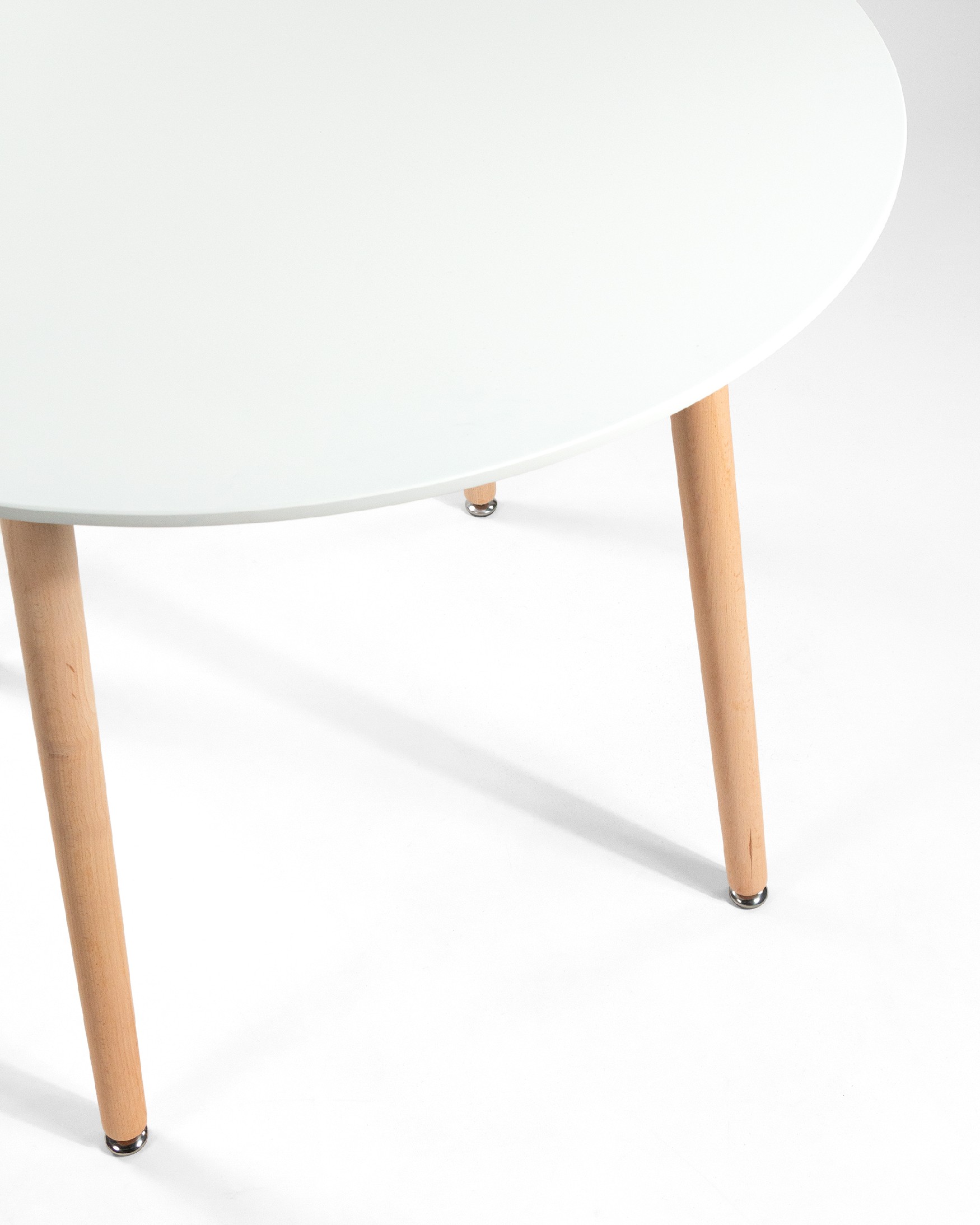 Mesa Caribe redonda con sobre de MDF lacado en blanco y patas de madera Ø 90 cm