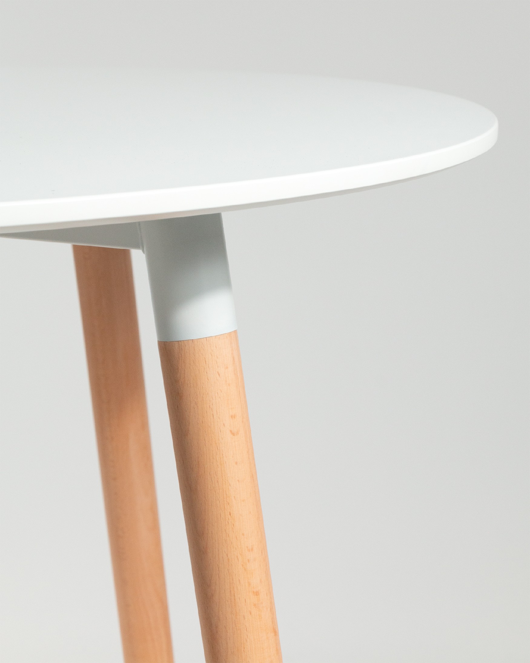 Mesa Caribe redonda con sobre de MDF lacado en blanco y patas de madera Ø 90 cm