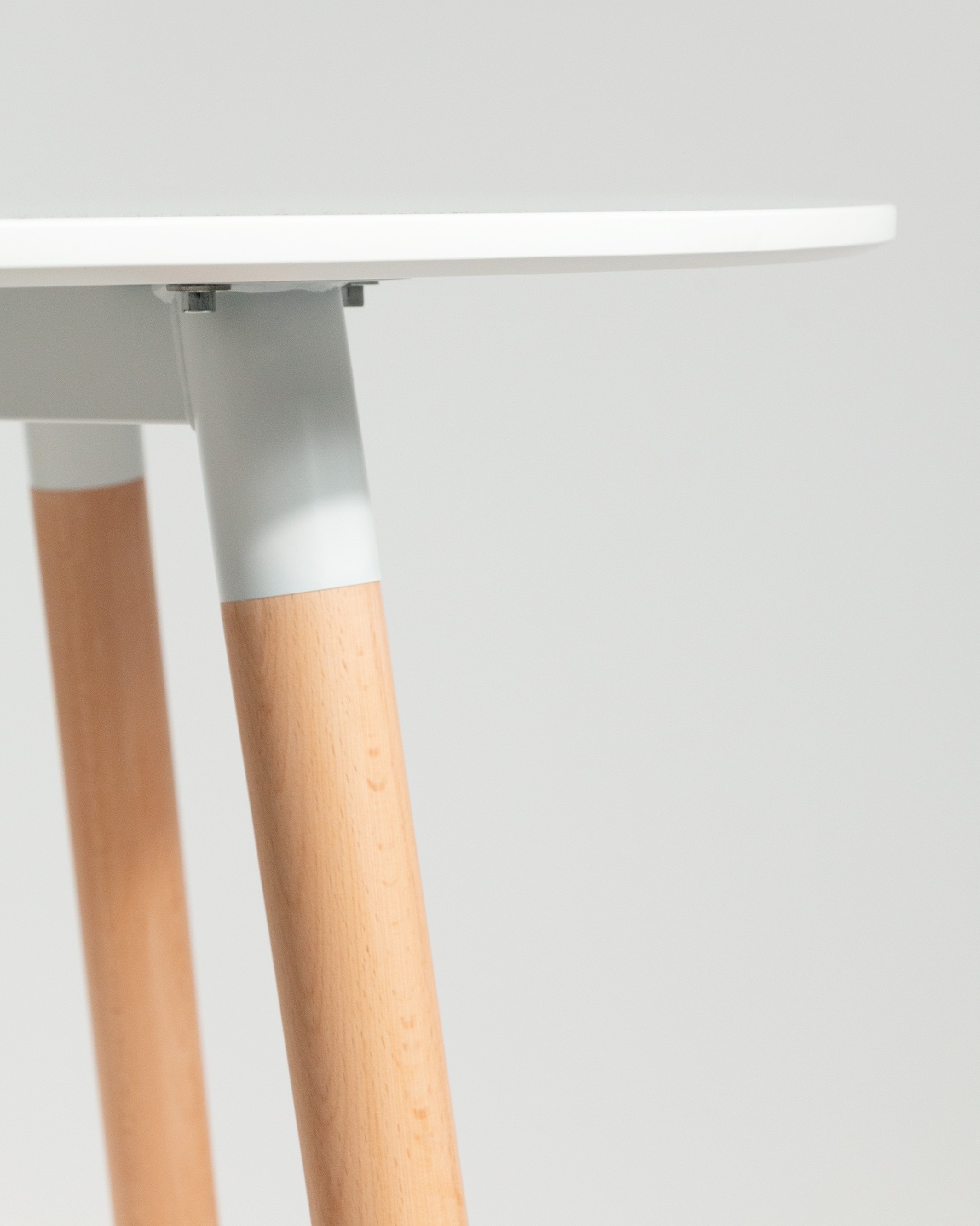 Mesa Caribe redonda con sobre de MDF lacado en blanco y patas de madera Ø 90 cm