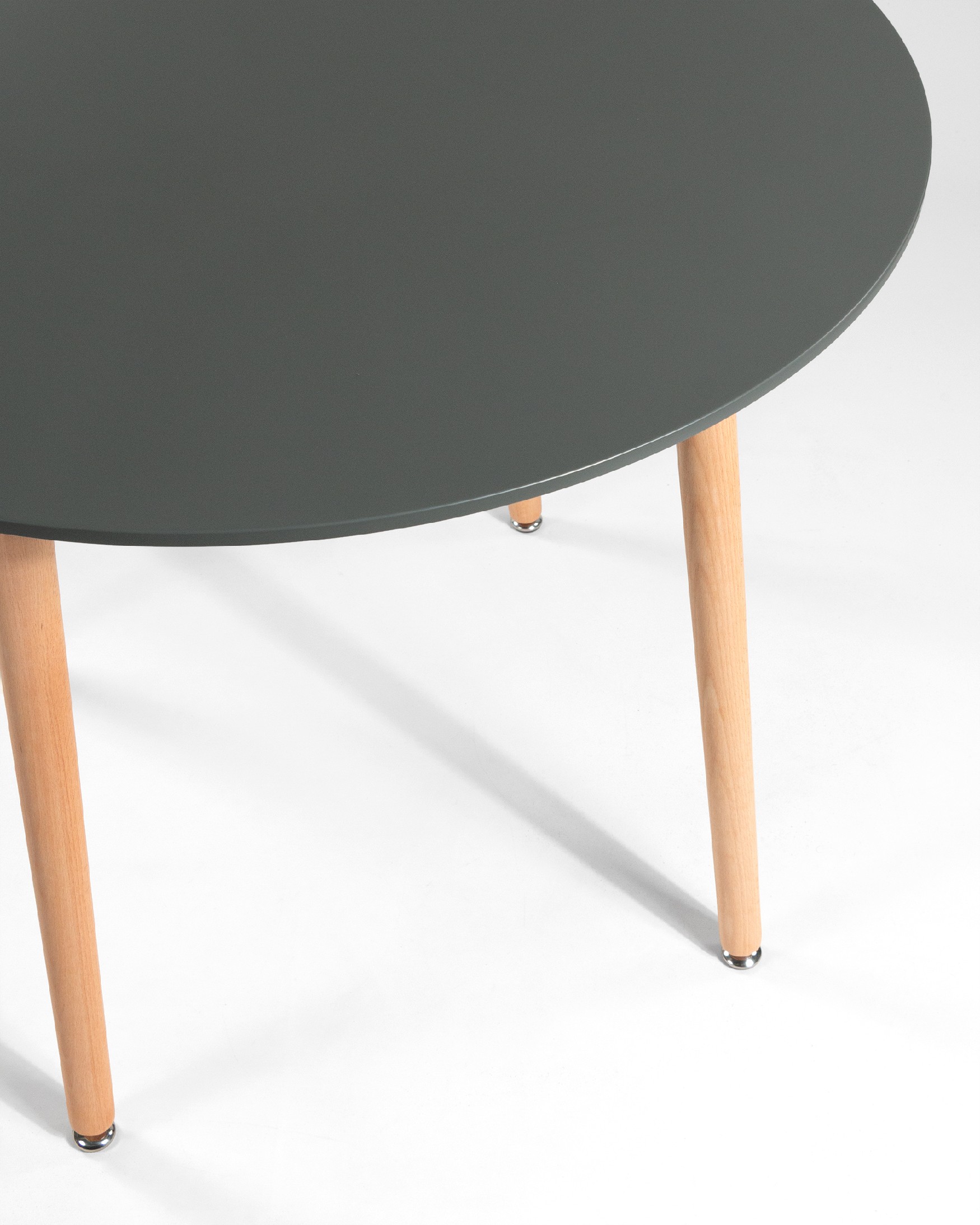 Caribbean round table with a graphite lacquered MDF top and wooden legs Ø 90 cm