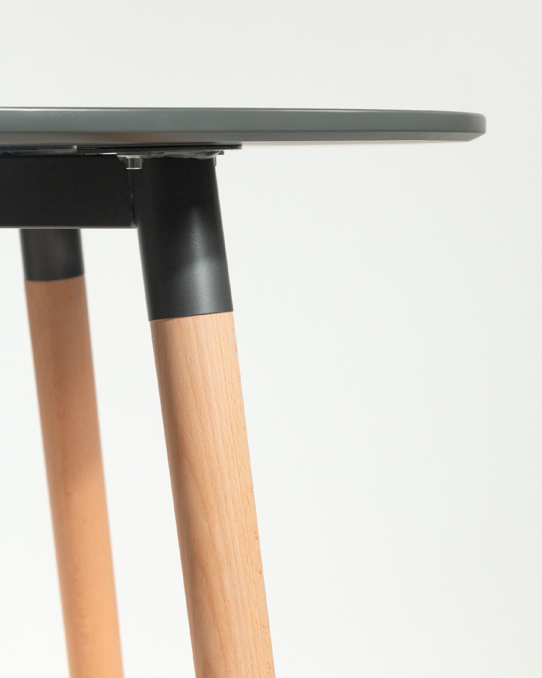 Caribbean round table with a graphite lacquered MDF top and wooden legs Ø 90 cm