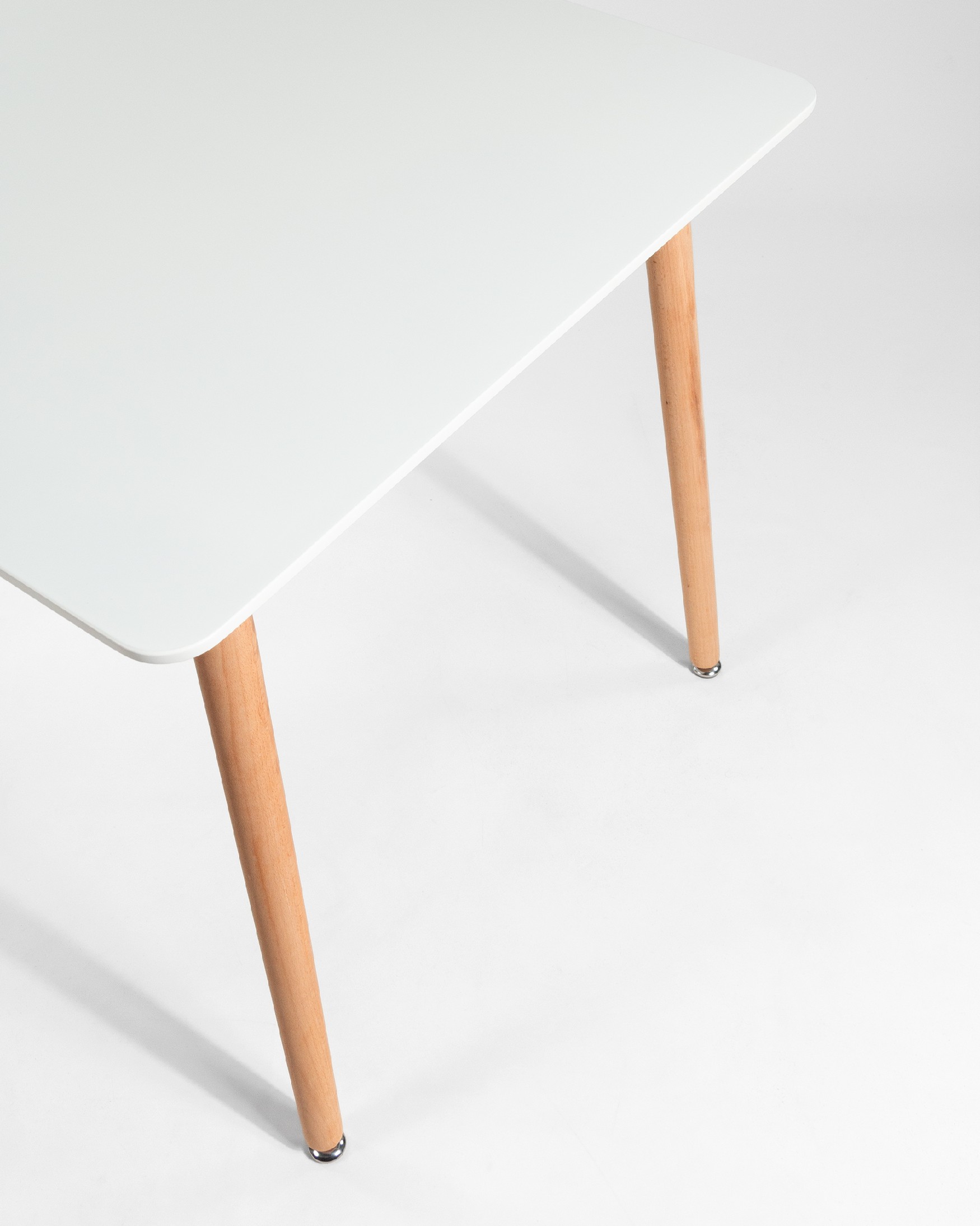 Mesa Caribe con sobre de MDF lacado en blanco y patas de madera 80 x 80 cm
