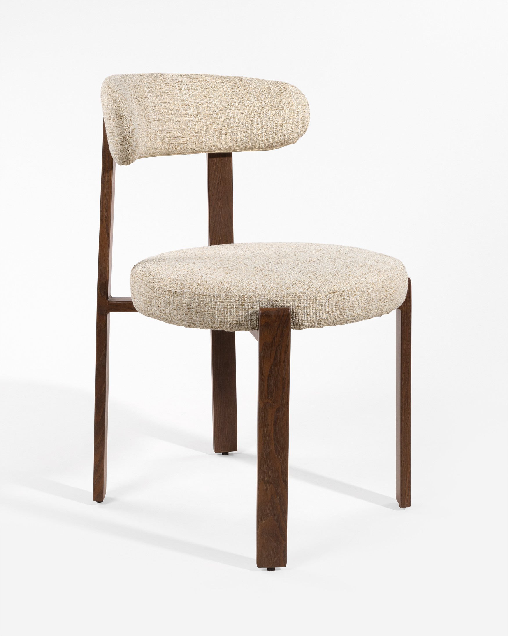 Casper chair with champagne upholstery and metal structure with wood finish