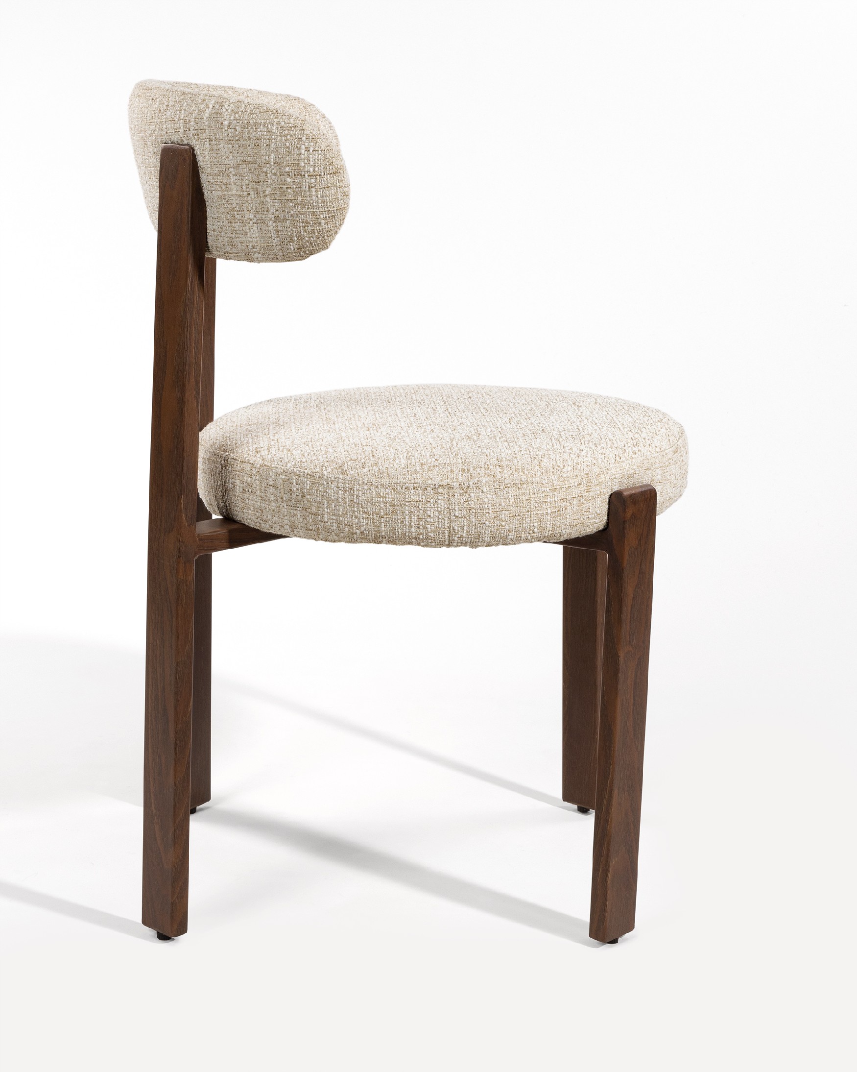 Casper chair with champagne upholstery and metal structure with wood finish