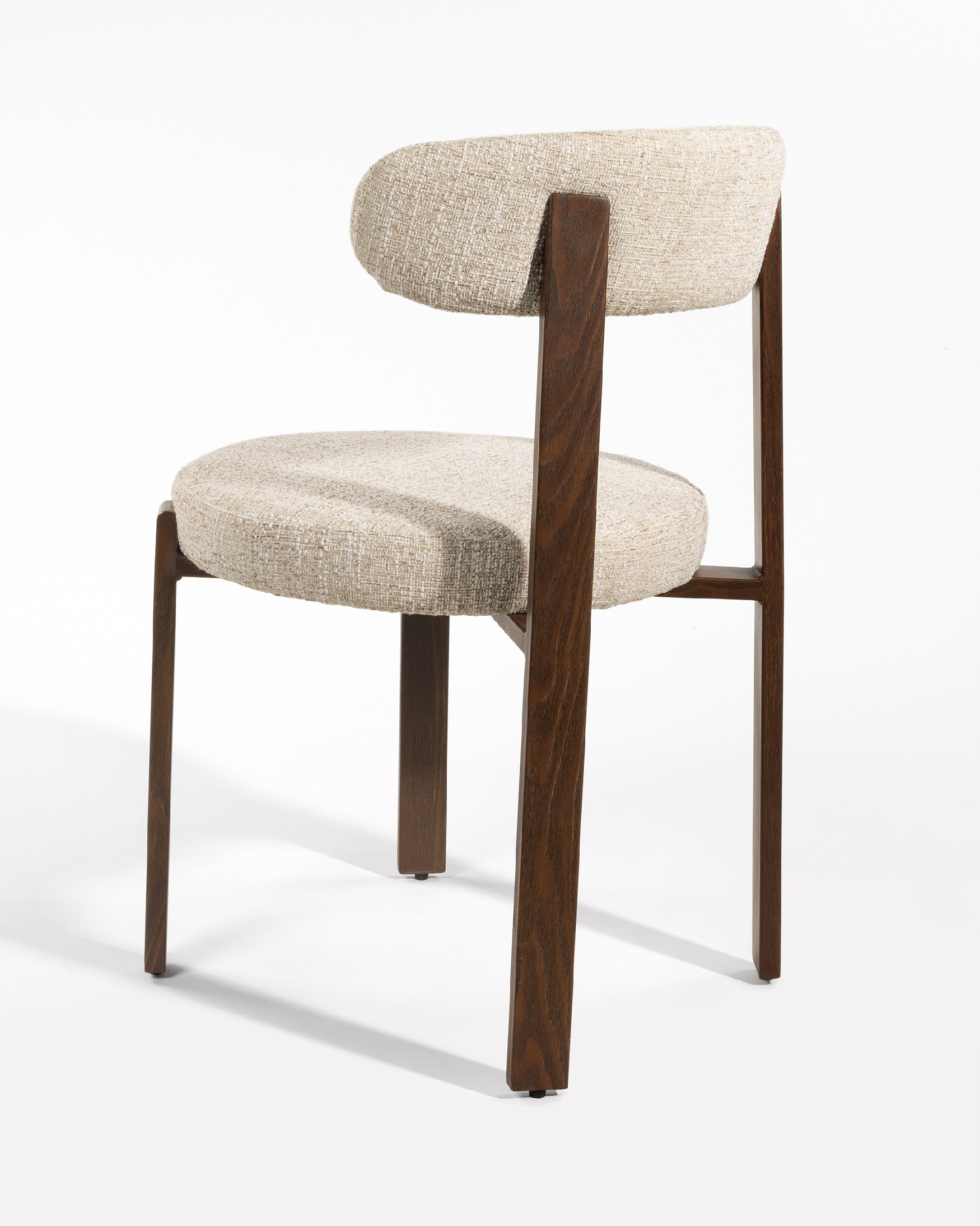 Casper chair with champagne upholstery and metal structure with wood finish