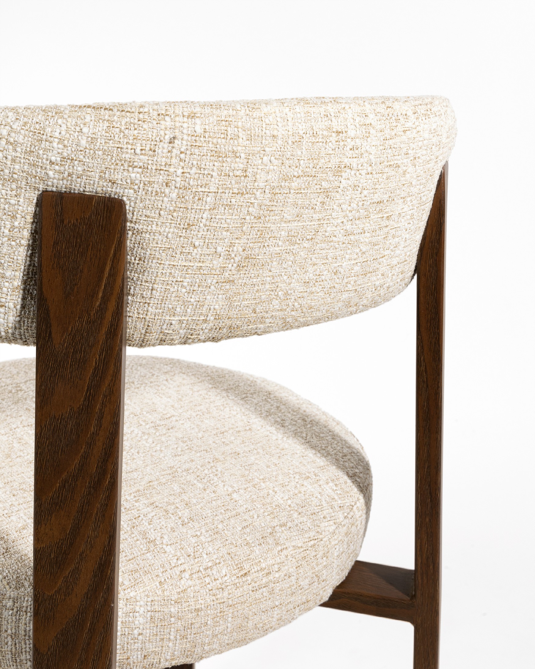 Casper chair with champagne upholstery and metal structure with wood finish