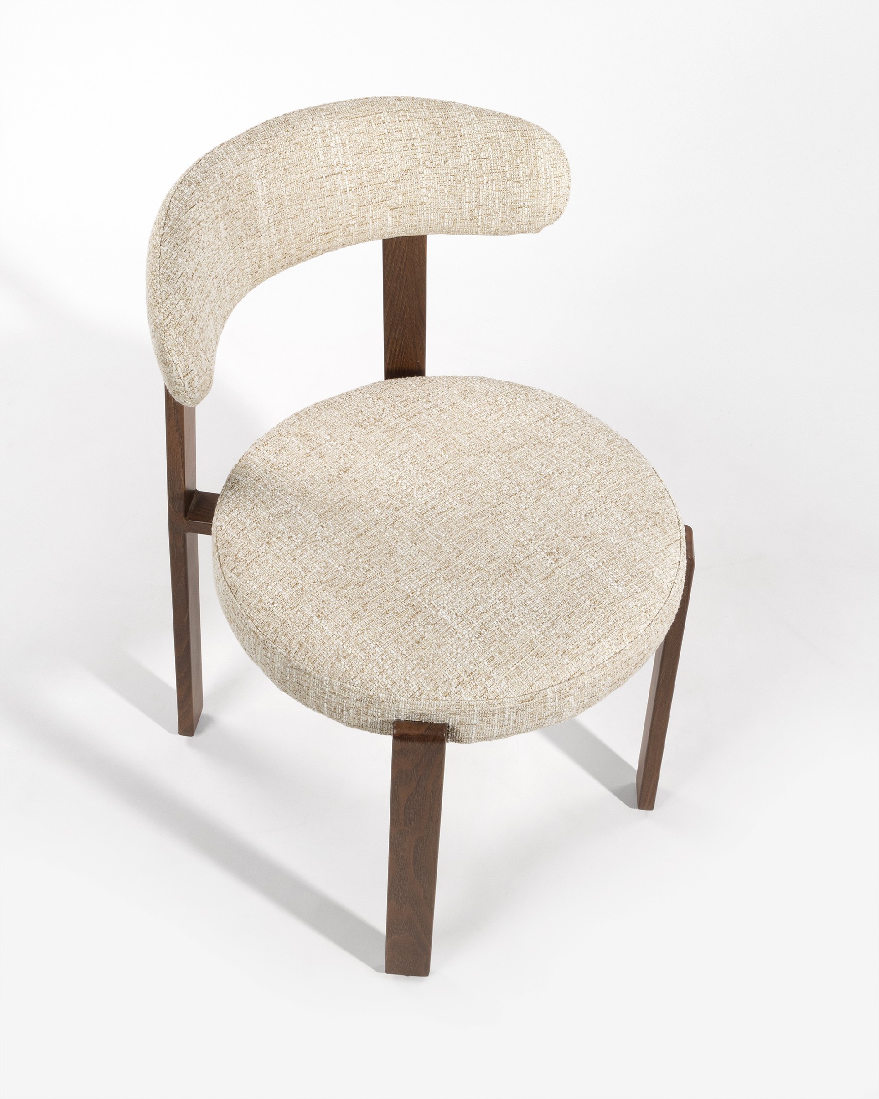Casper chair with champagne upholstery and metal structure with wood finish