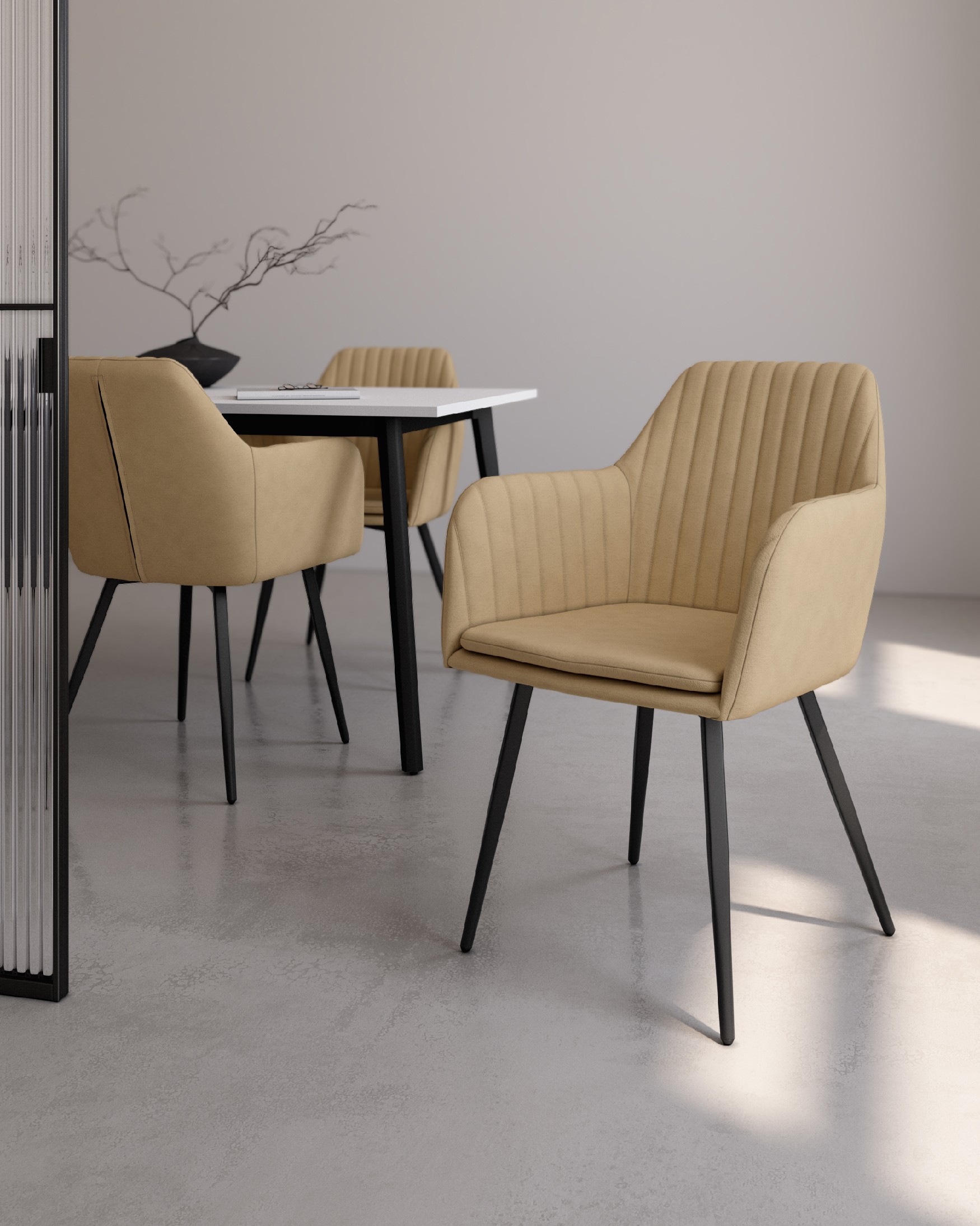 Silla Chicago con tapizado crema y patas metálicas negras