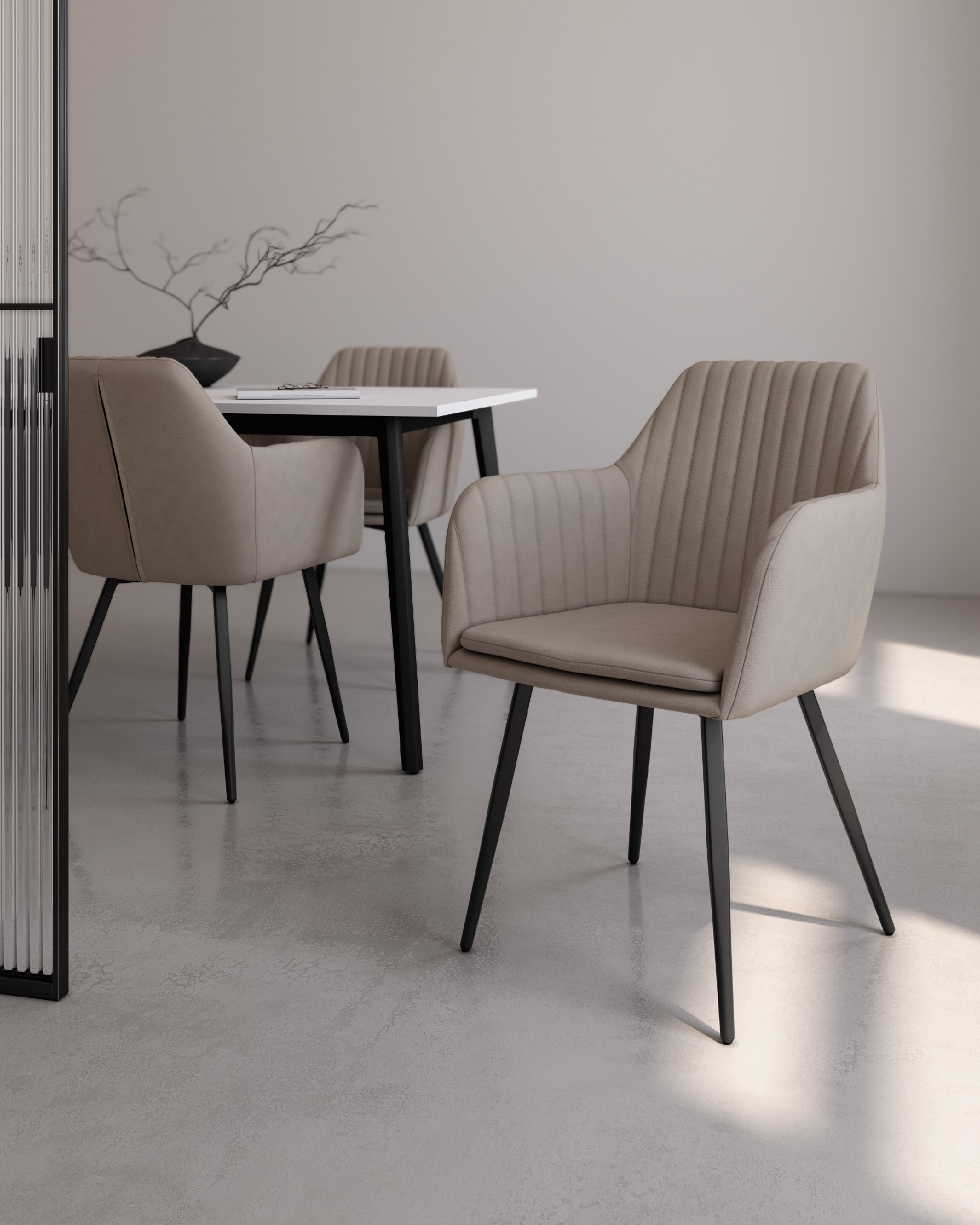 Chaise Chicago avec rembourrage perle et pieds métalliques noirs