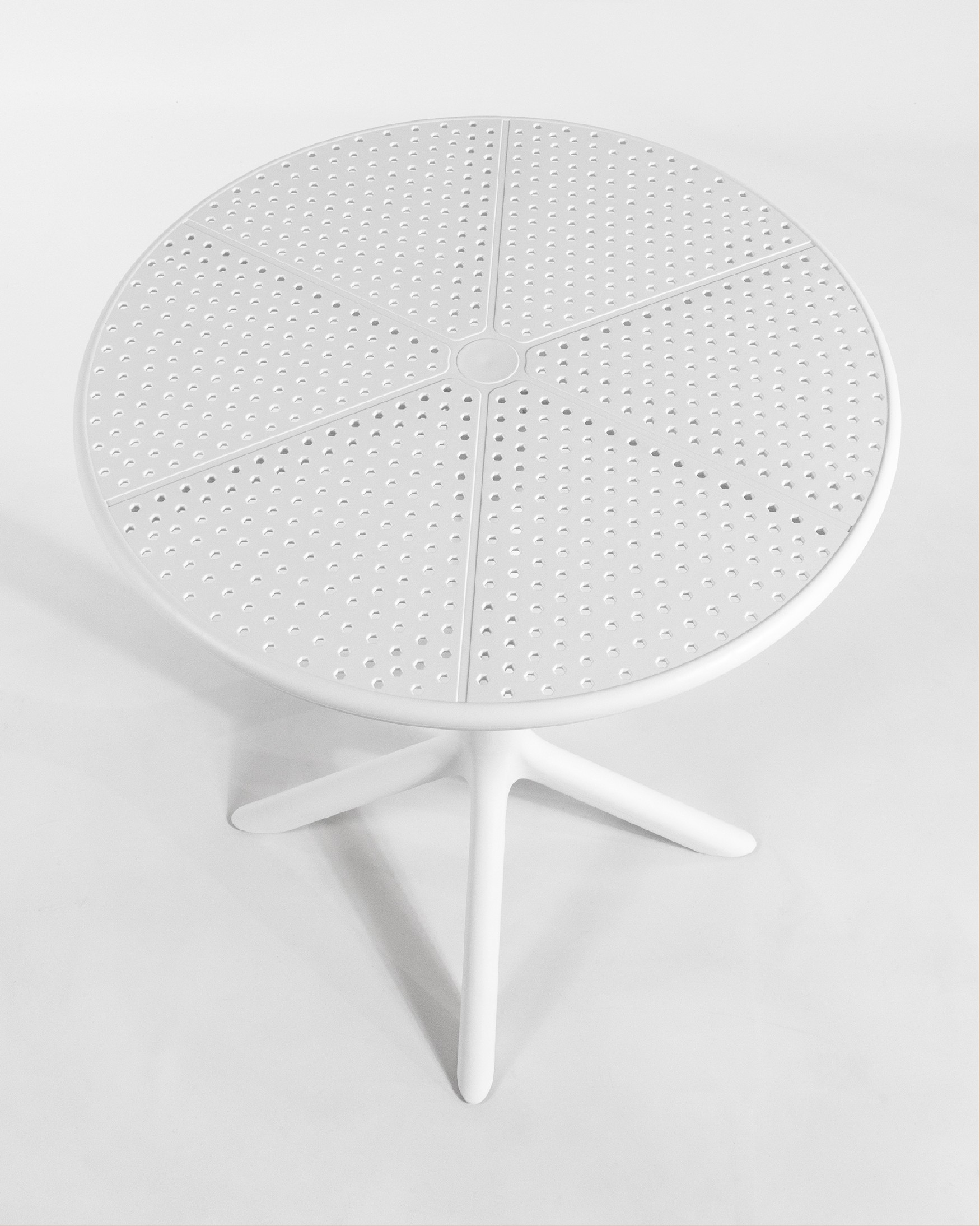 Round outdoor Cocoa table made of white polypropylene Ø 60 cm