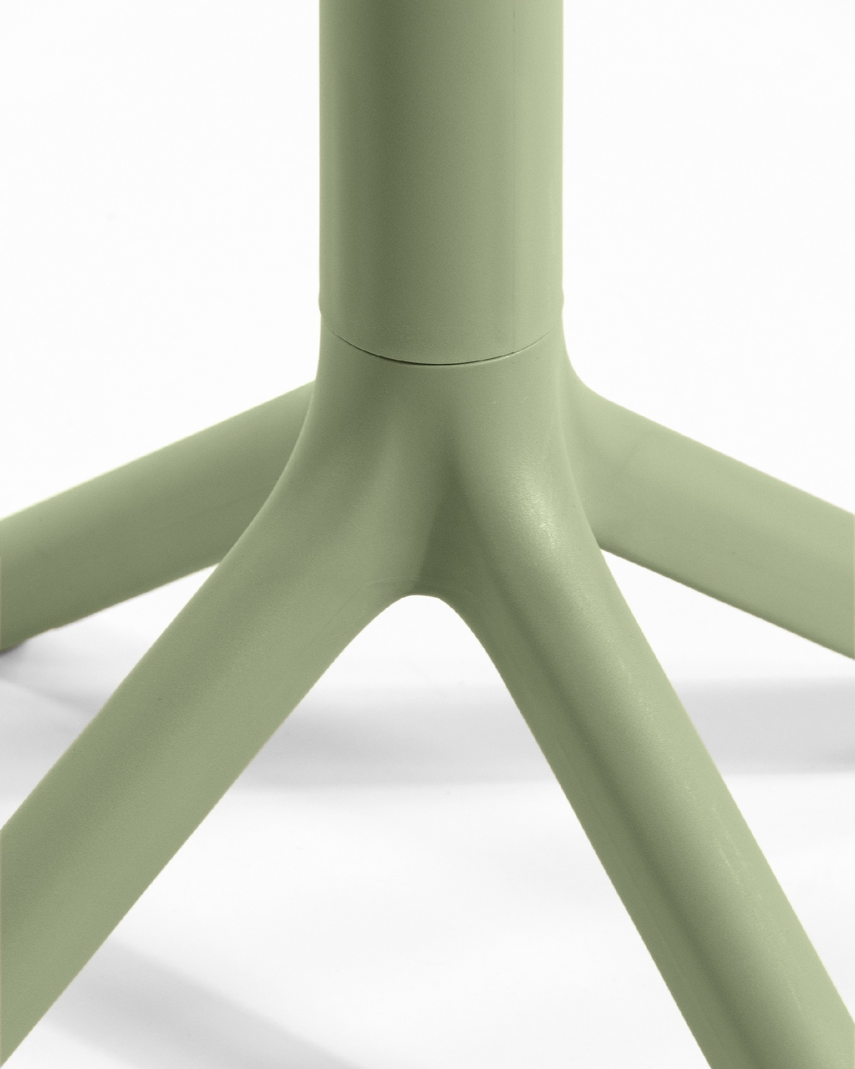 Round outdoor Cocoa table made of green chalk polypropylene Ø 60 cm