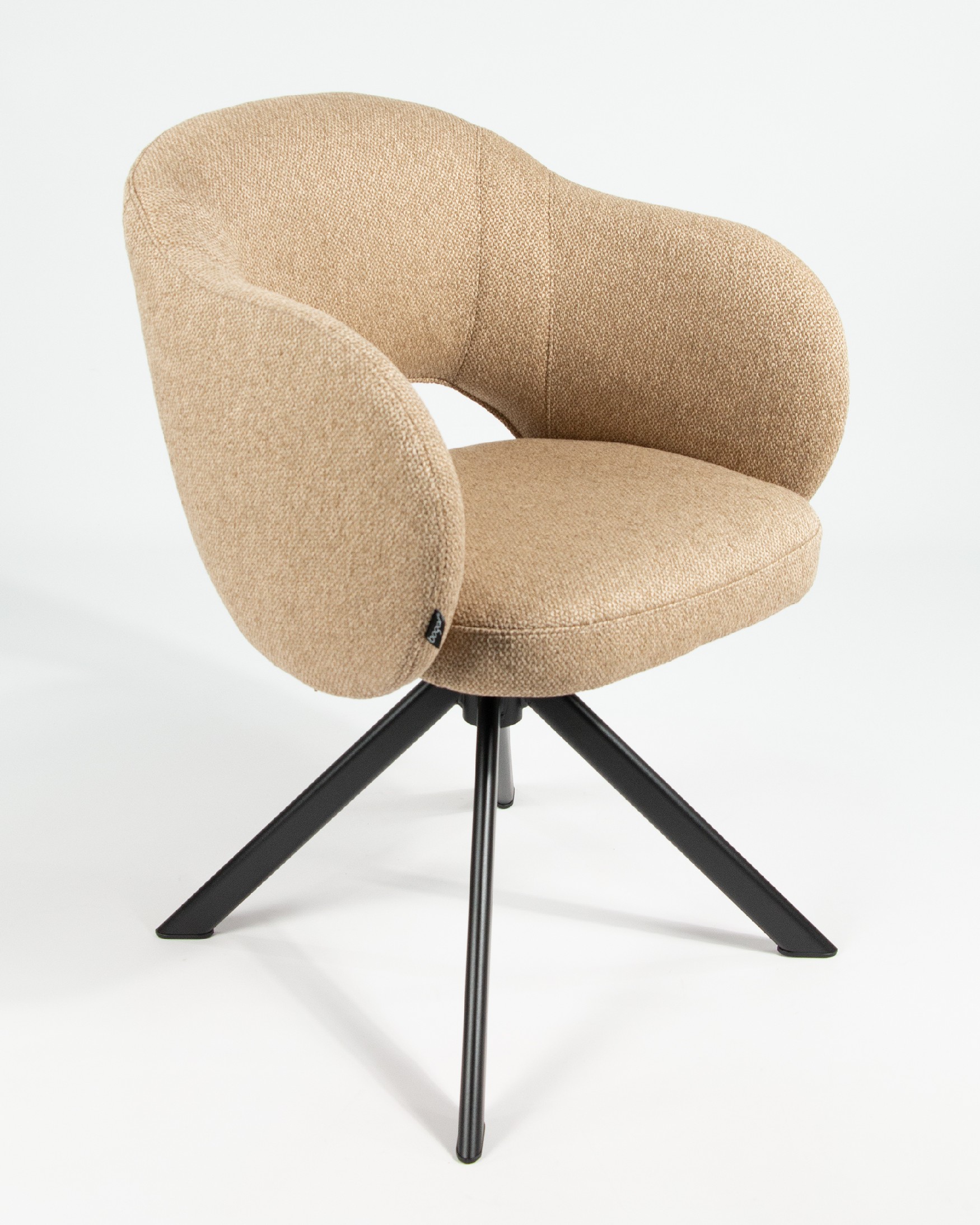 Silla Cork con tapizado mostaza y patas metálicas negras