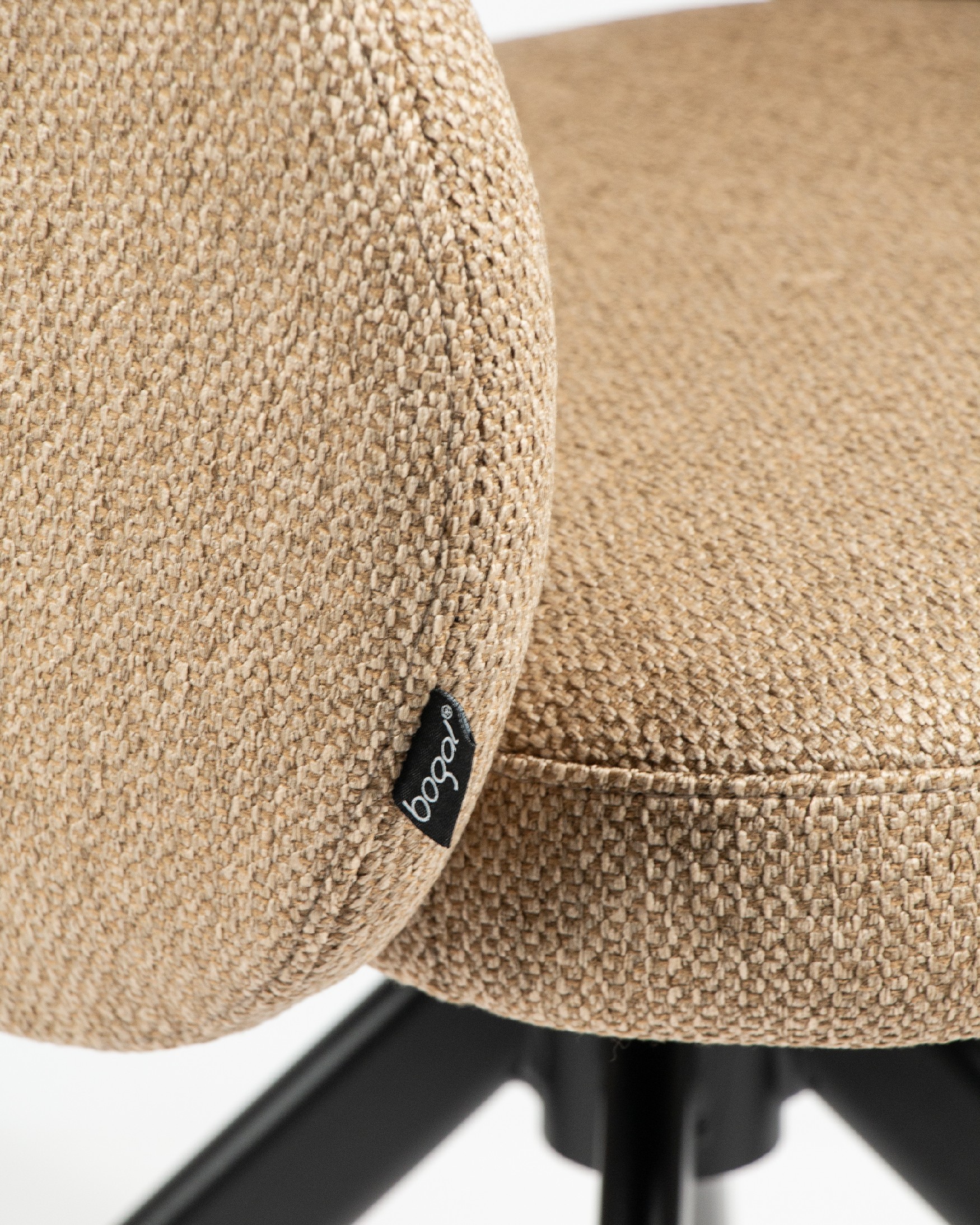 Silla Cork con tapizado mostaza y patas metálicas negras
