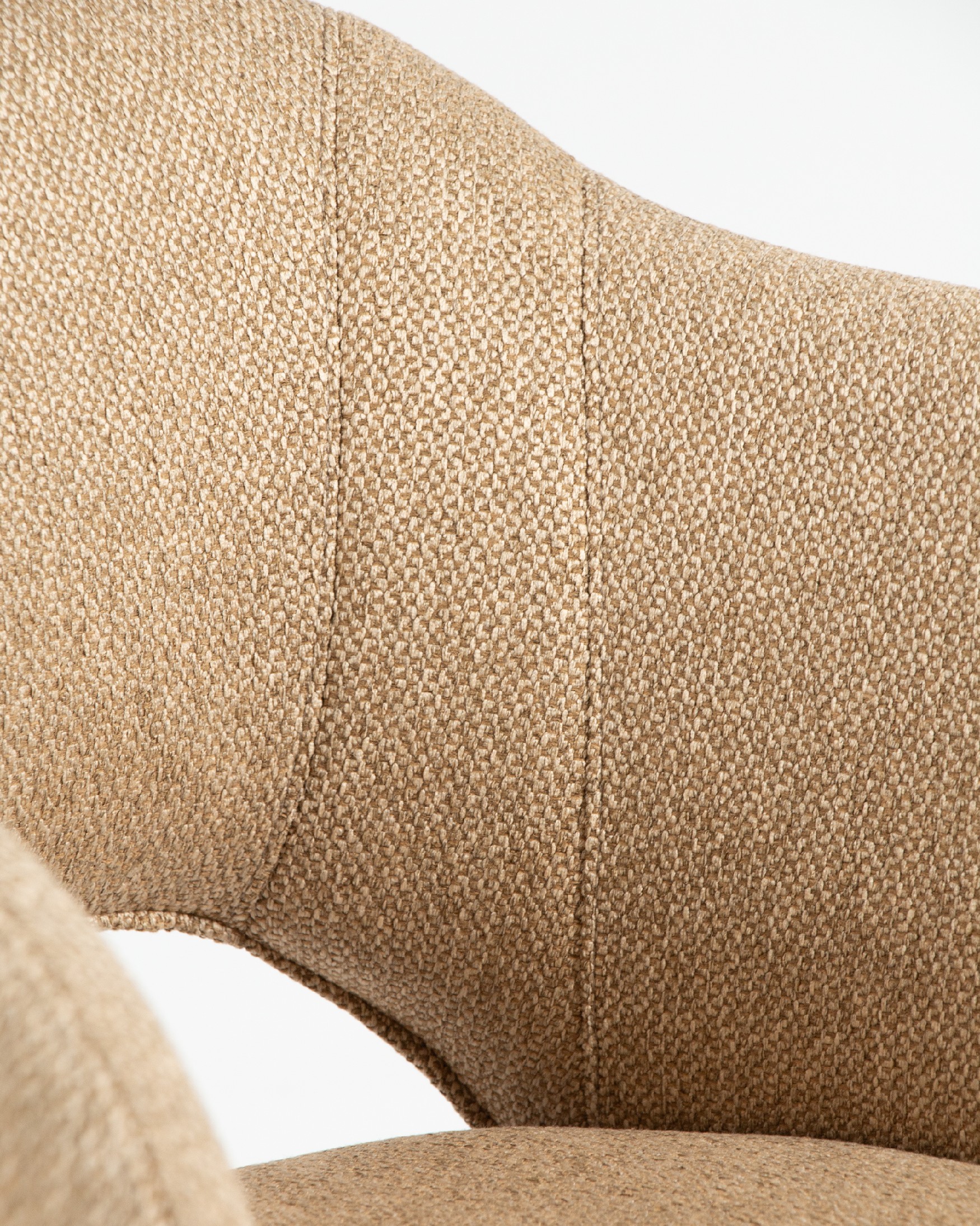 Silla Cork con tapizado mostaza y patas metálicas negras