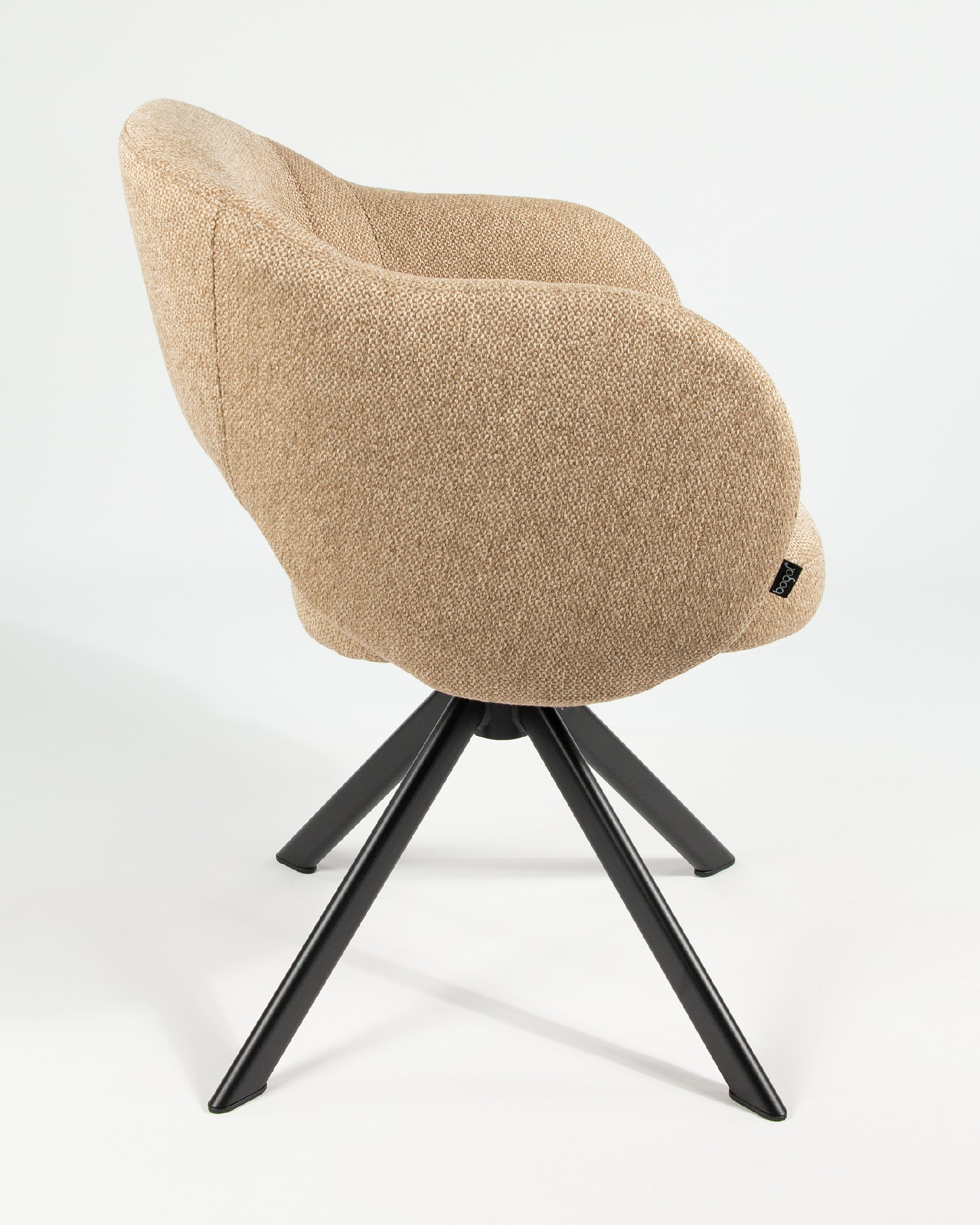 Silla Cork con tapizado mostaza y patas metálicas negras