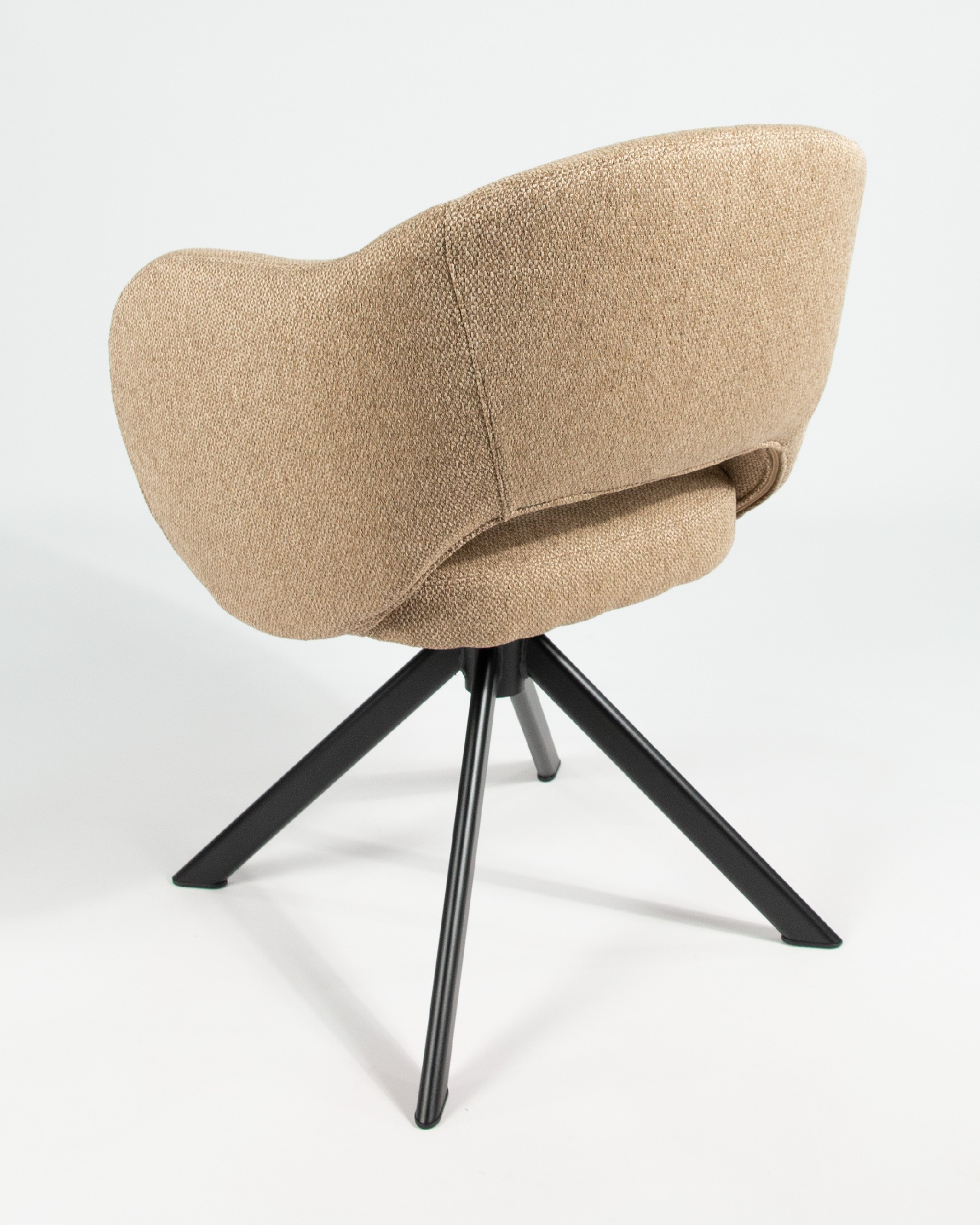 Silla Cork con tapizado mostaza y patas metálicas negras
