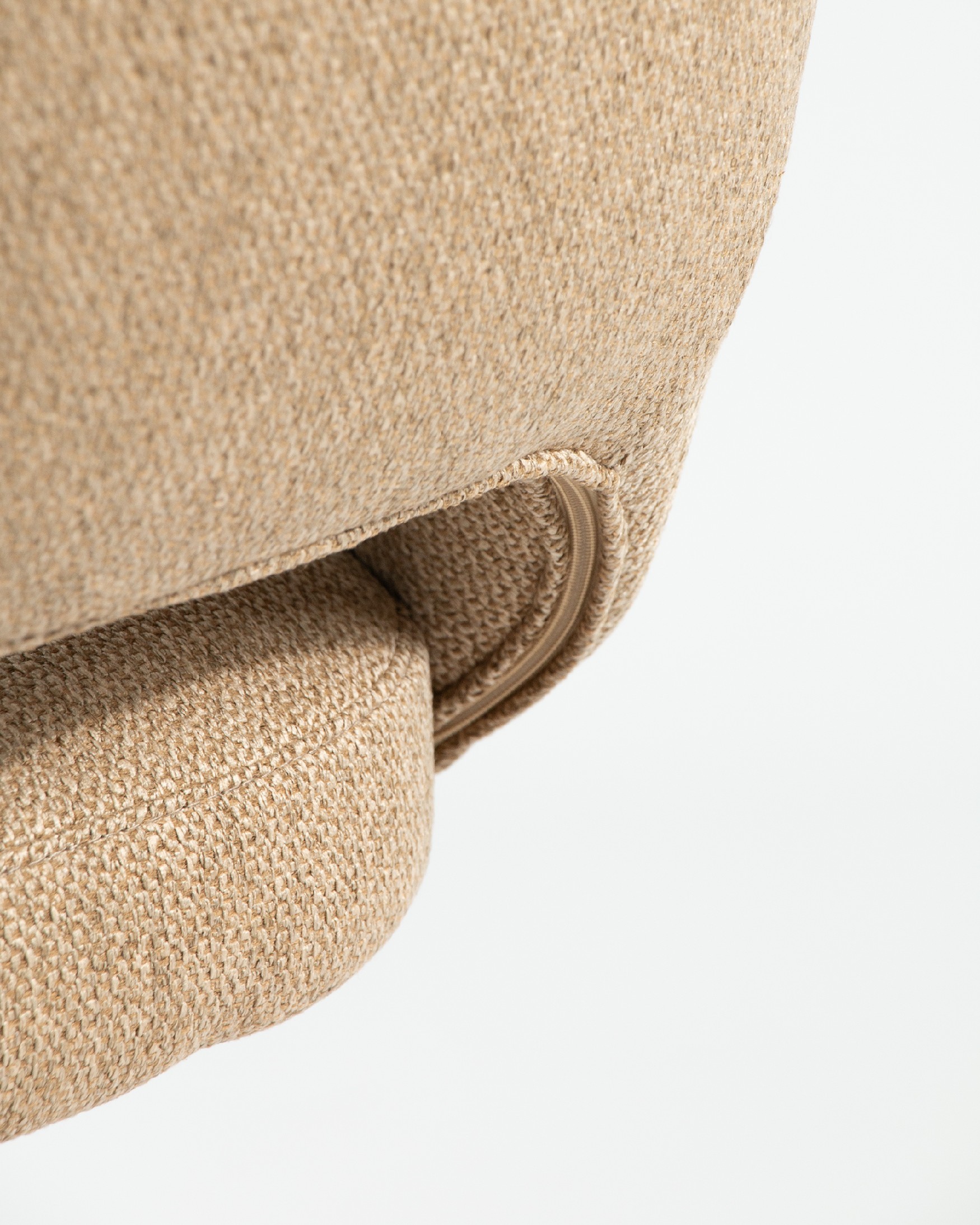 Silla Cork con tapizado mostaza y patas metálicas negras