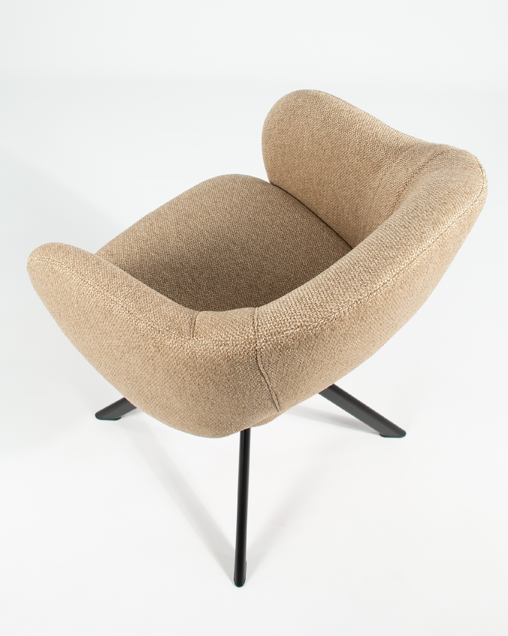 Silla Cork con tapizado mostaza y patas metálicas negras