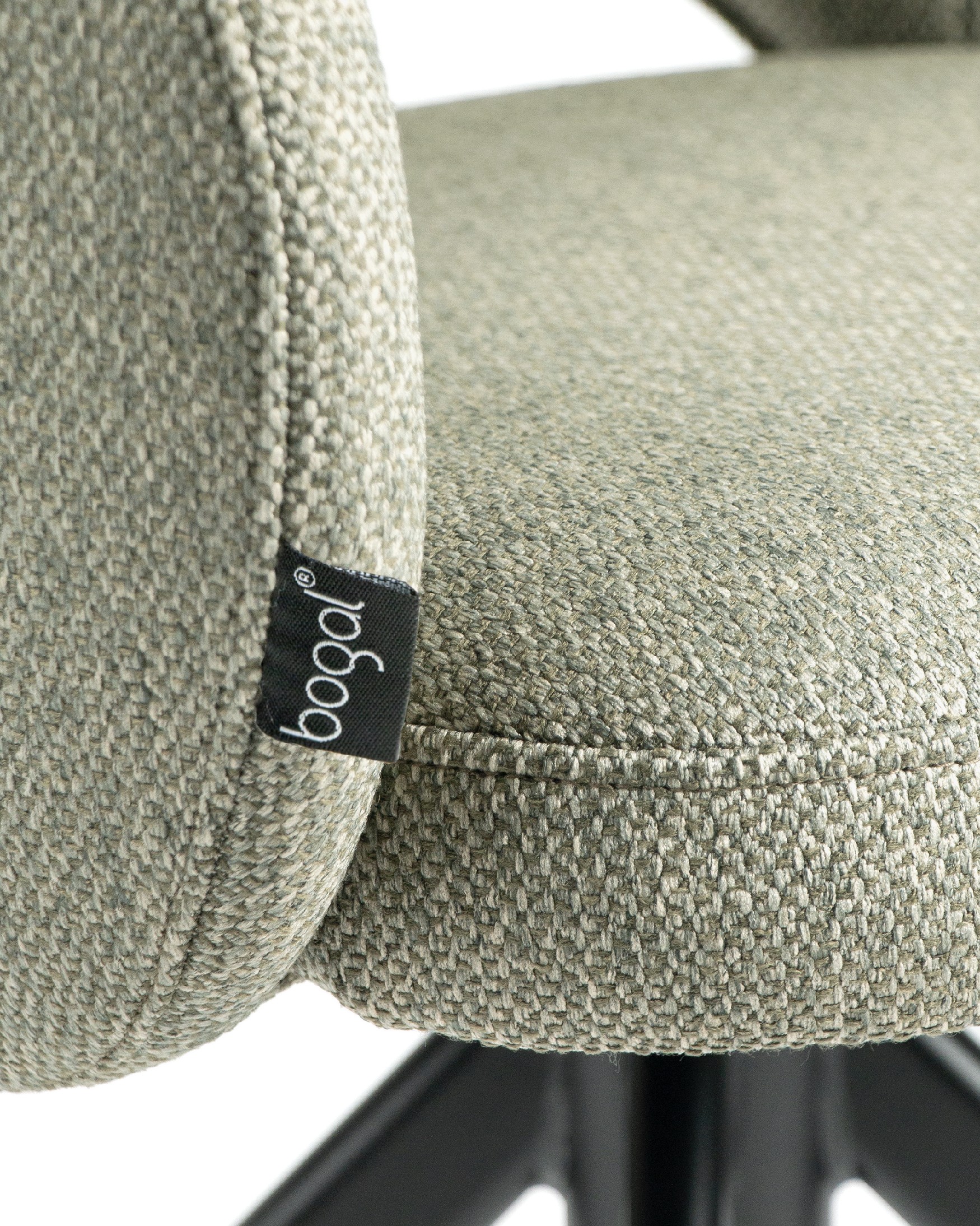Chaise Cork avec rembourrage vert et pieds métalliques noirs