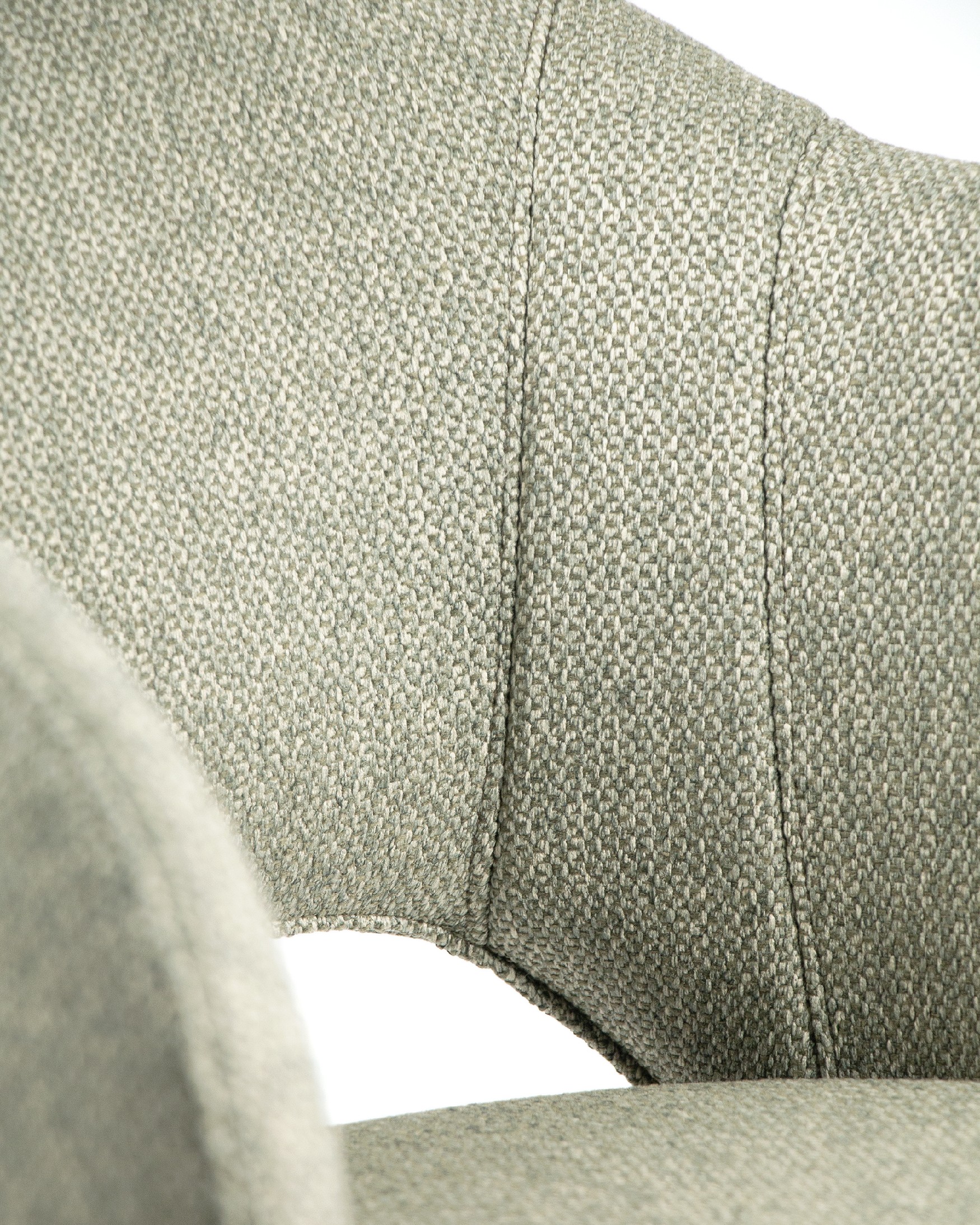 Chaise Cork avec rembourrage vert et pieds métalliques noirs