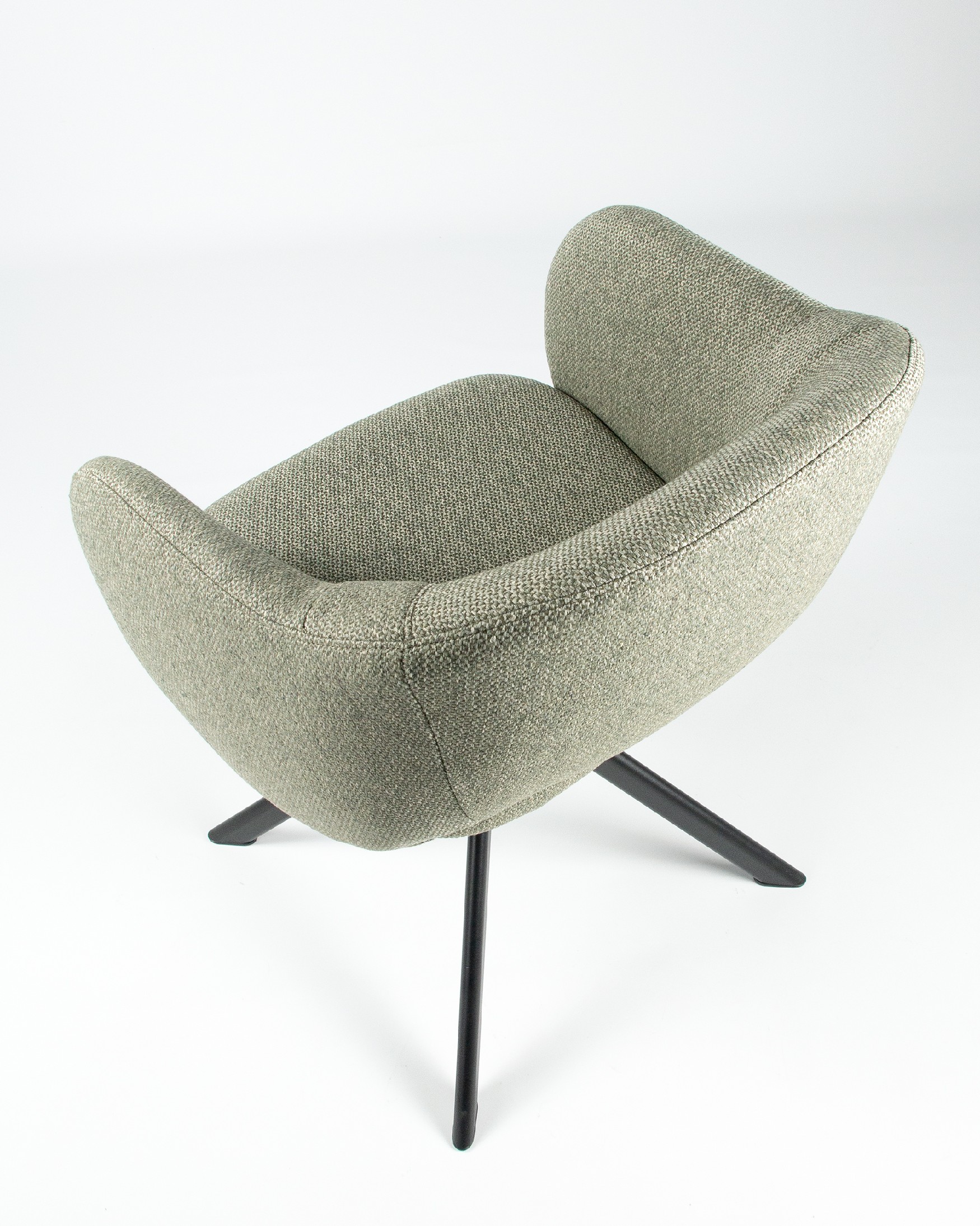 Chaise Cork avec rembourrage vert et pieds métalliques noirs