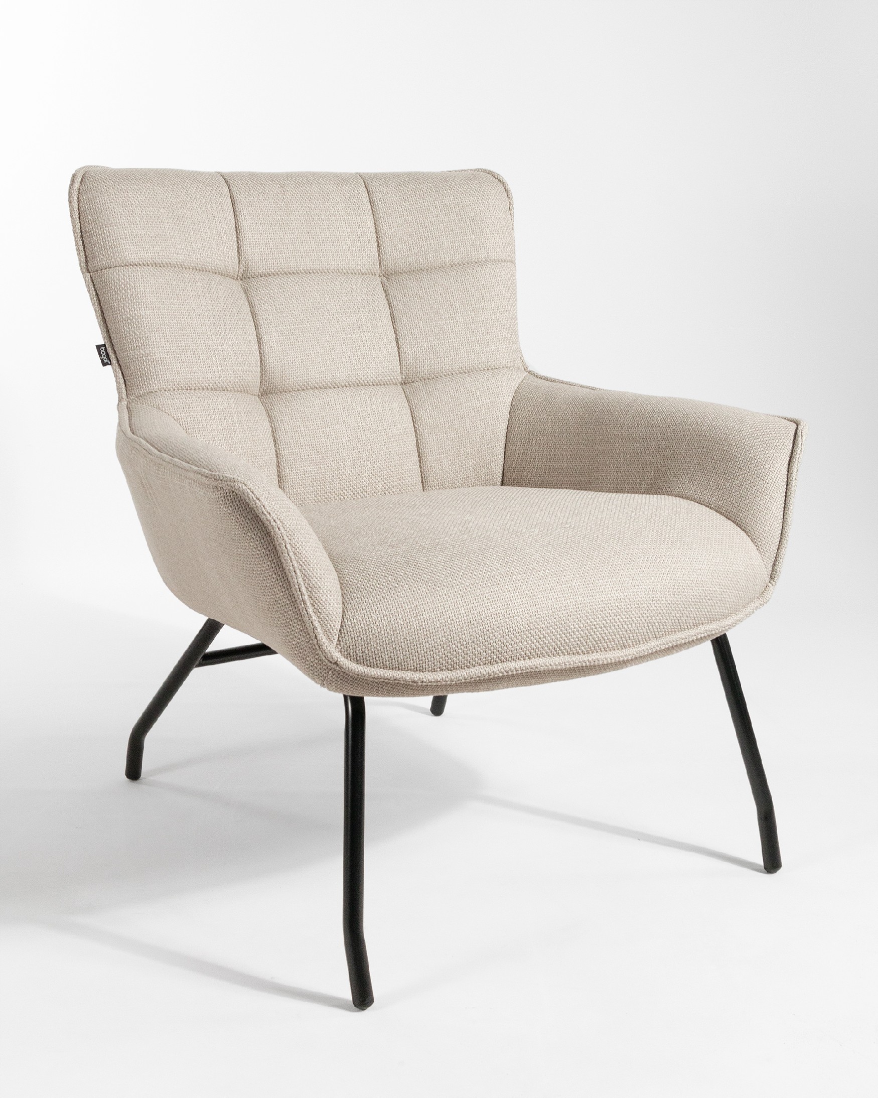 Fauteuil Dalia avec un revêtement perlé et des pieds en métal noir