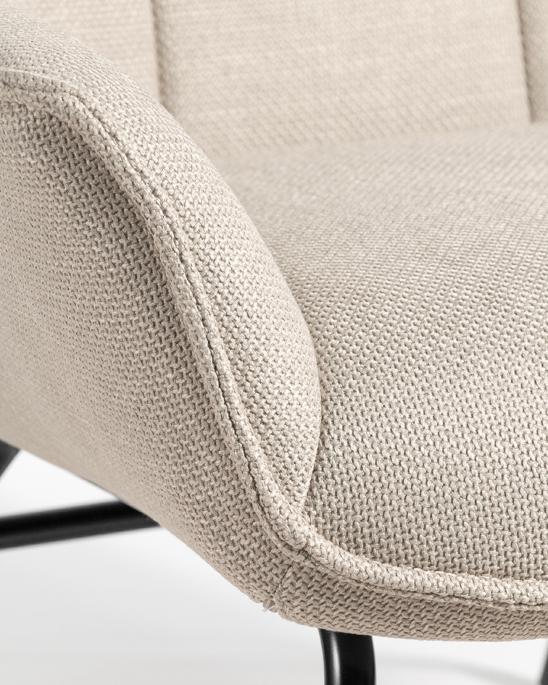 Fauteuil Dalia avec un revêtement perlé et des pieds en métal noir