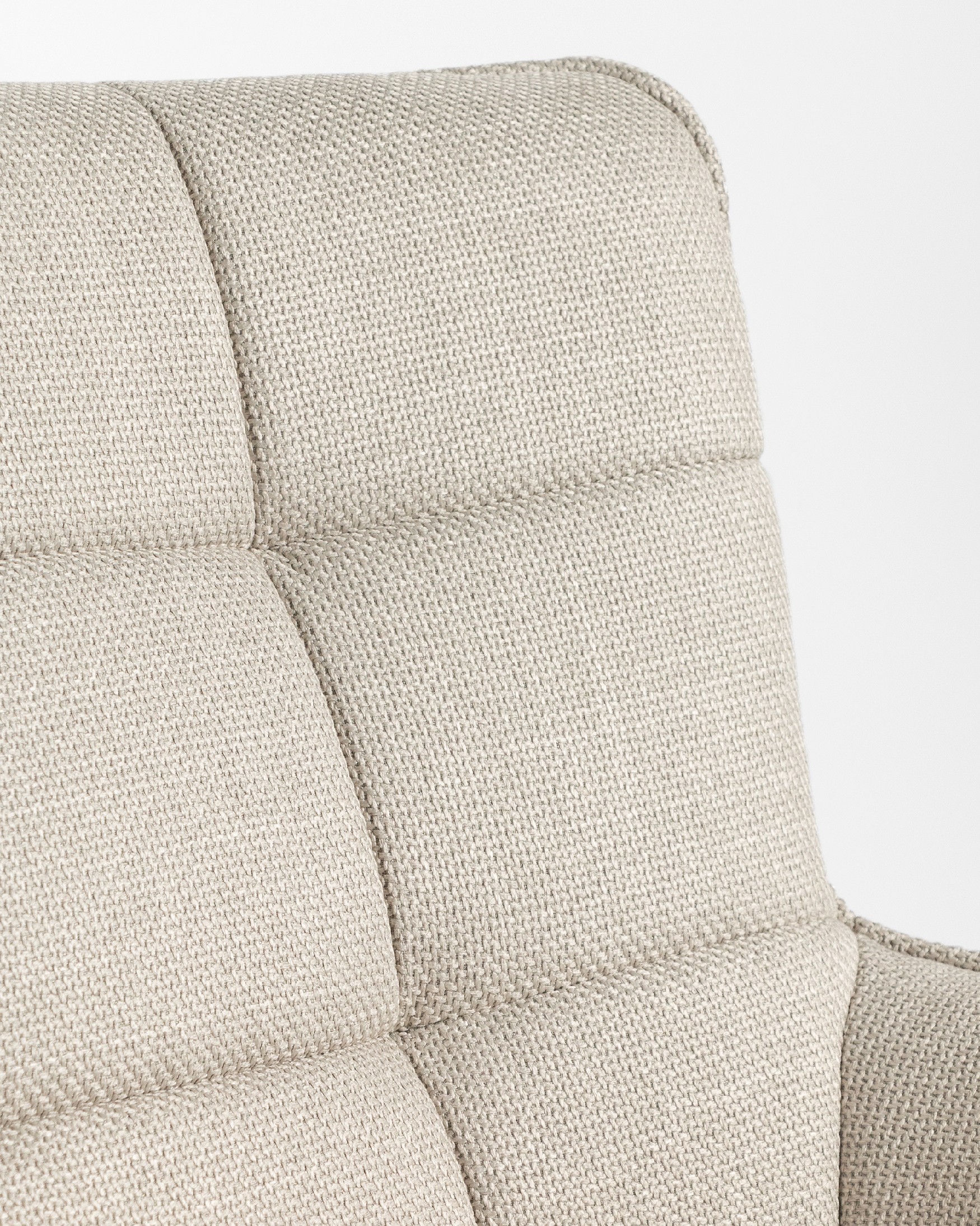 Fauteuil Dalia avec un revêtement perlé et des pieds en métal noir