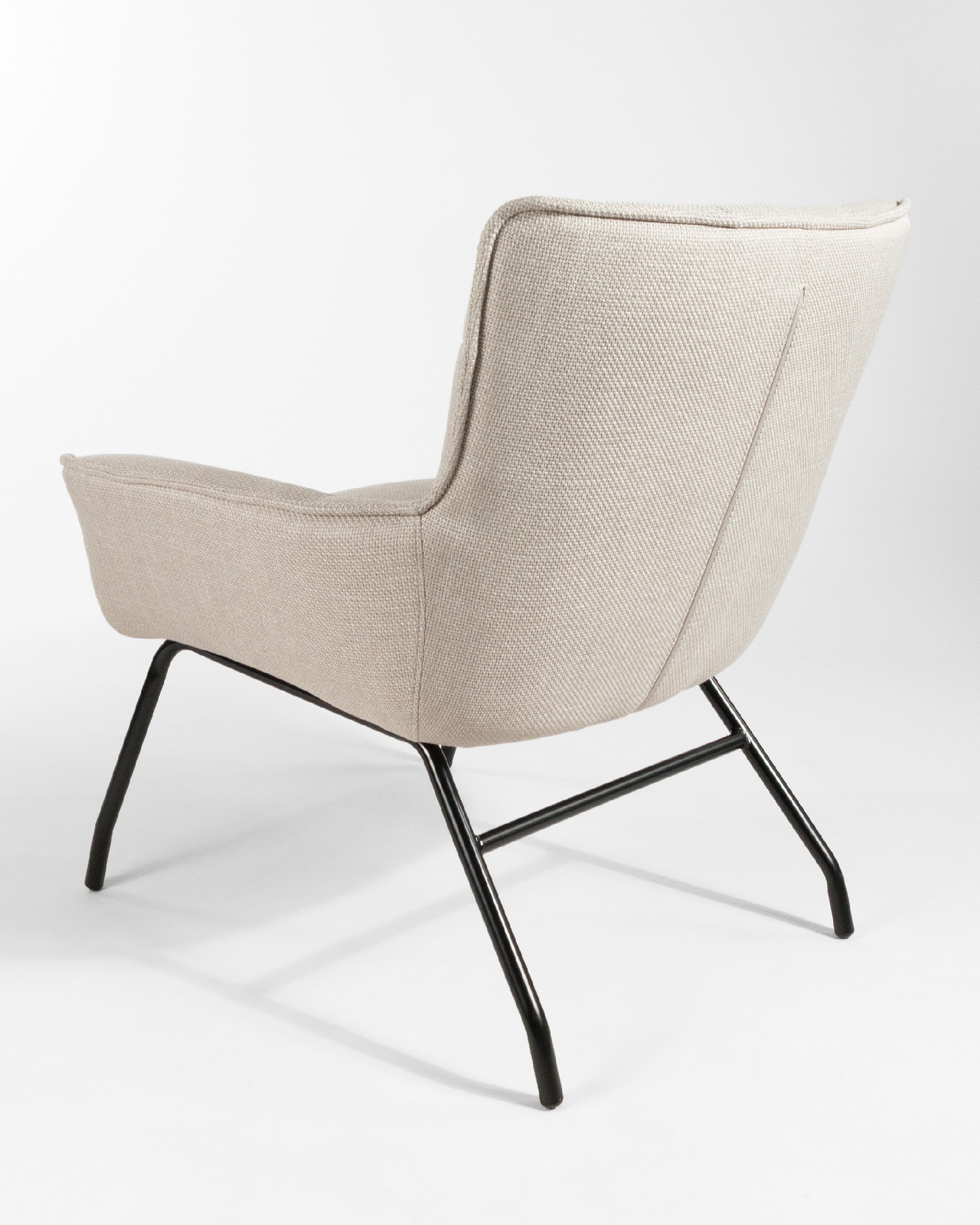 Fauteuil Dalia avec un revêtement perlé et des pieds en métal noir